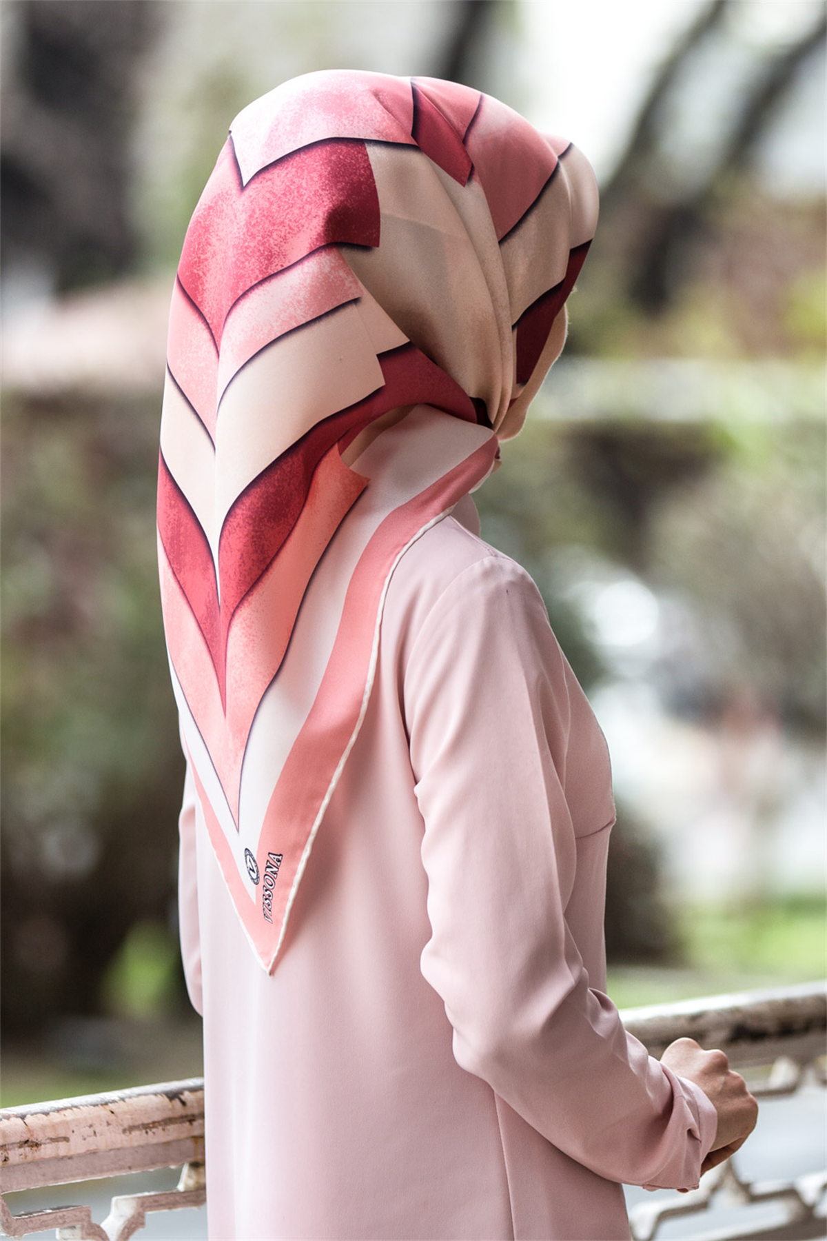 % 57 İPEK % 43 VİSKON Twill Geometrik Bulut  Desenli Pudra Gül Kurusu  Renkli 90x90 Eşarp Dikim Şekli: El Dikişi