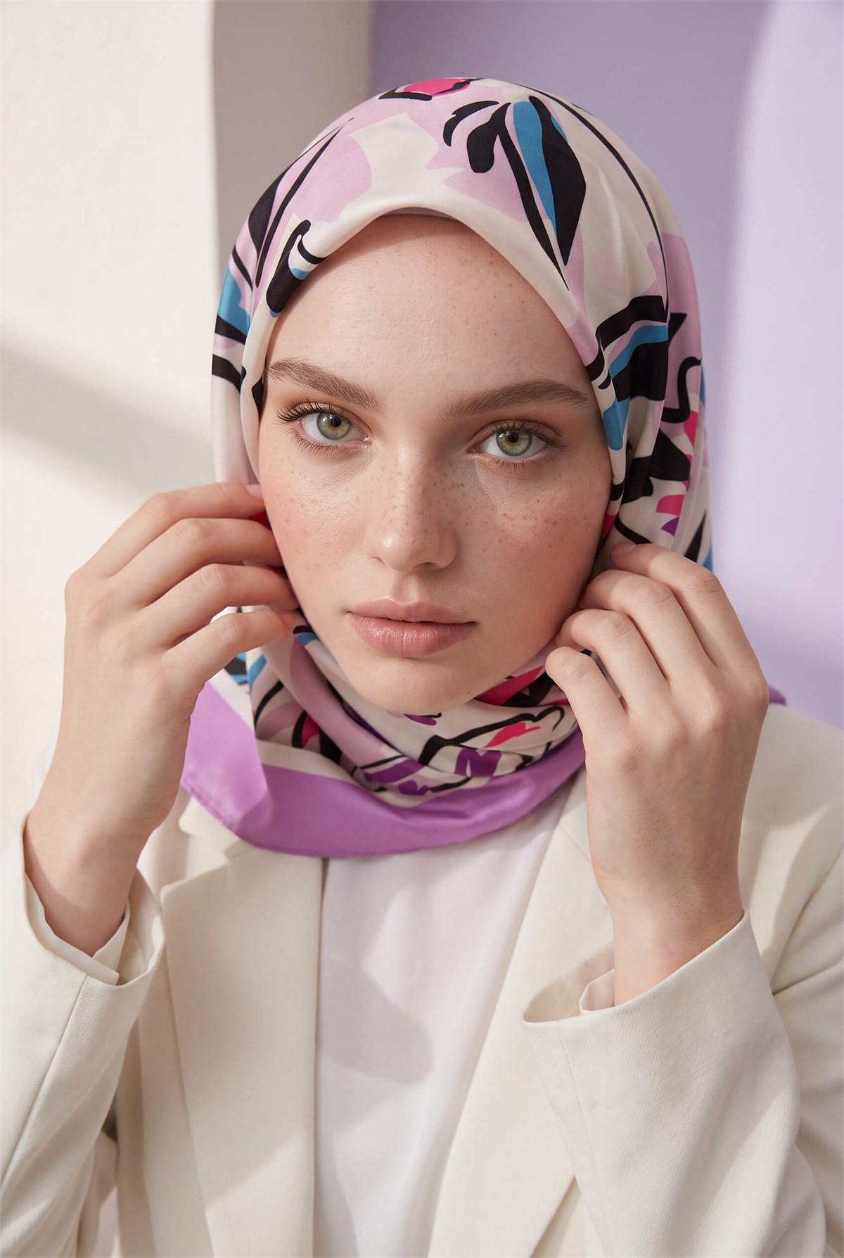 Rayon Bordürlü Çiçek Desenli Lila Renkli 90x90 Dikim Şekli : El Dikişi Eşarp (İpek İçermez)