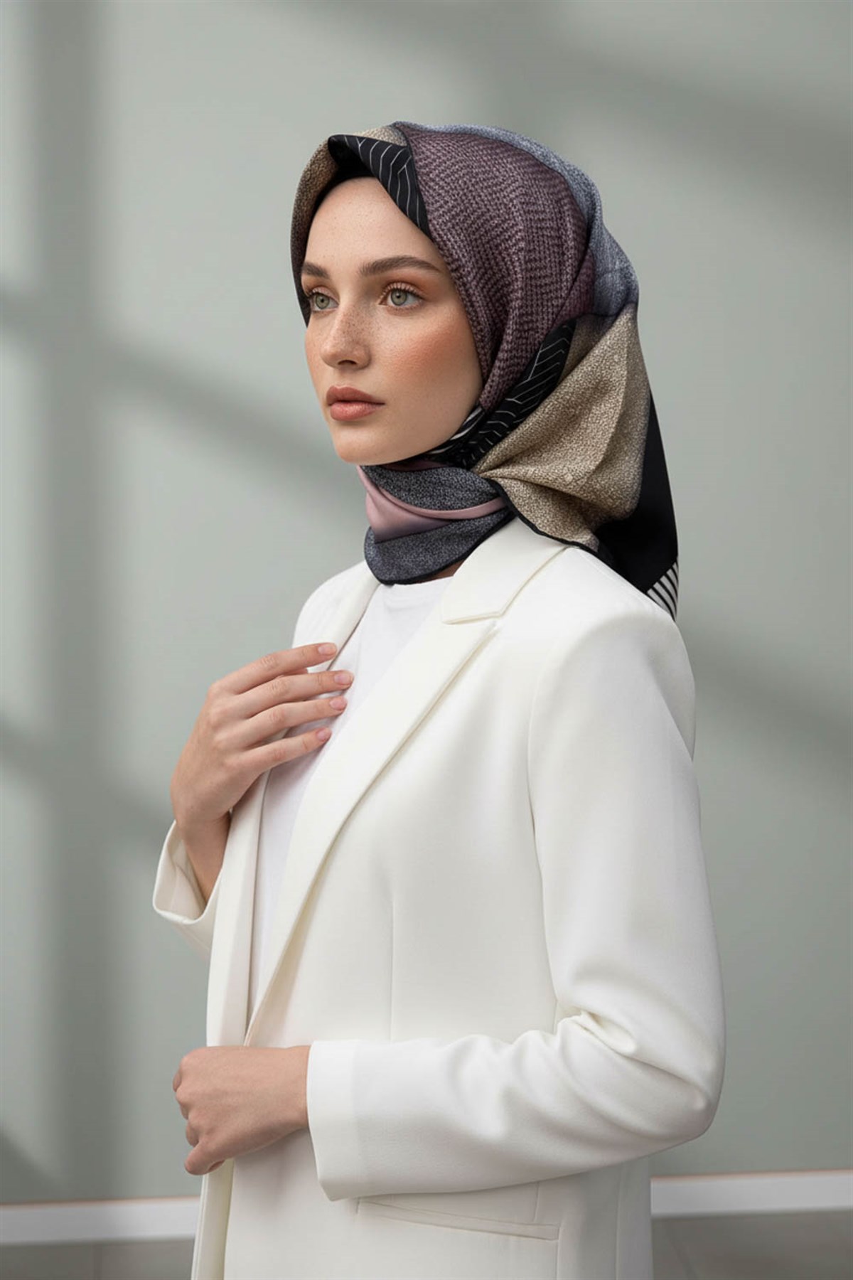 %100 Twill İpek Dokulu ve Geometrik Desenli Pudra - Gri Renkli 90x90 Eşarp Dikim Şekli : El Dikişi
