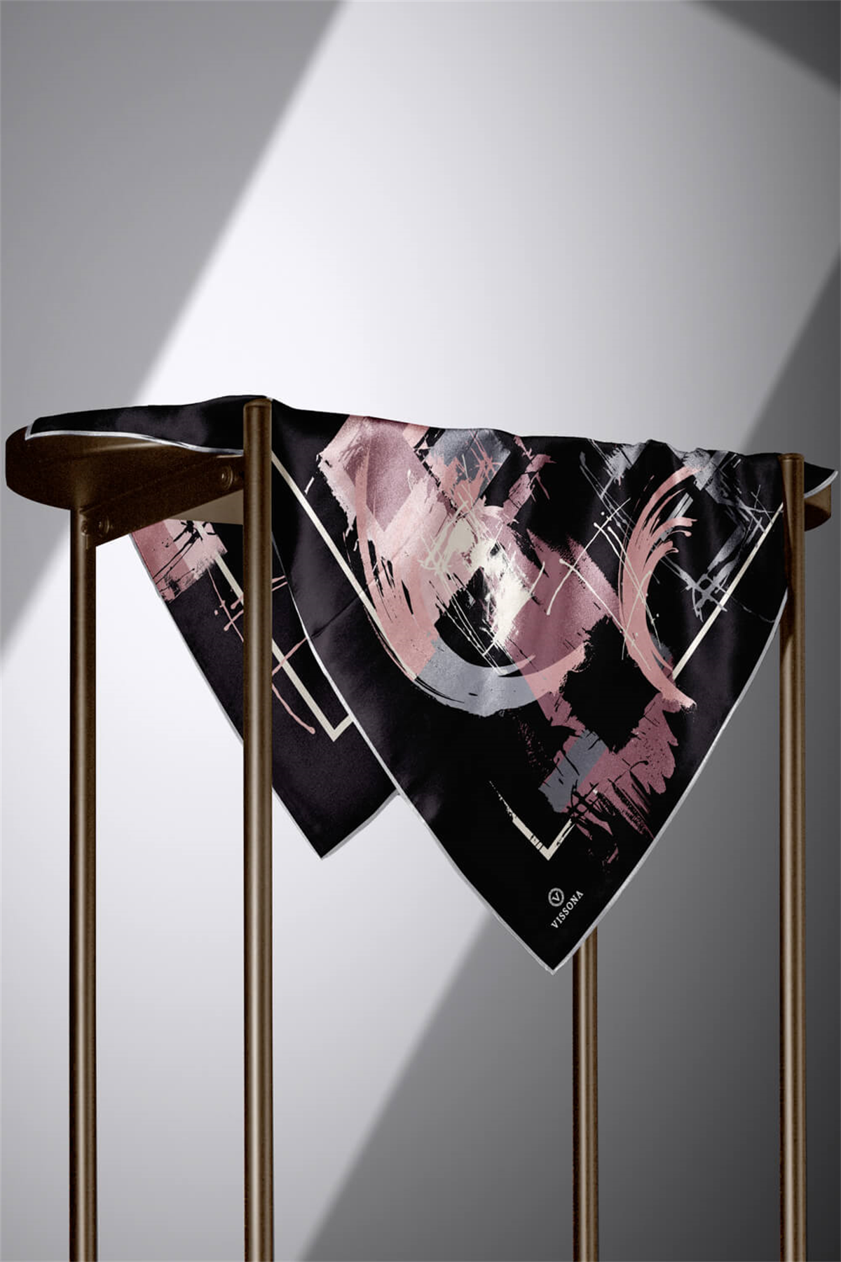 % 57 İPEK % 43 VİSKON Twill İpek Geometrik Desenli Siyah - Pudra Renkli 90x90 Eşarp Dikim Şekli : El Dikişi