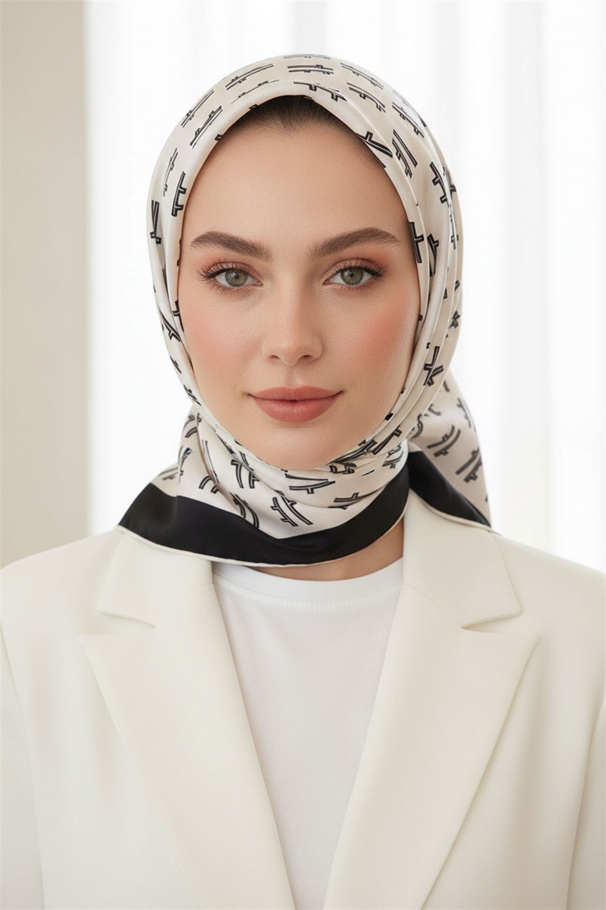 %100 Twill İpek Geometrik Desenli Krem - Siyah Renkli 90x90 Eşarp Dikim Şekli : El Dikişi