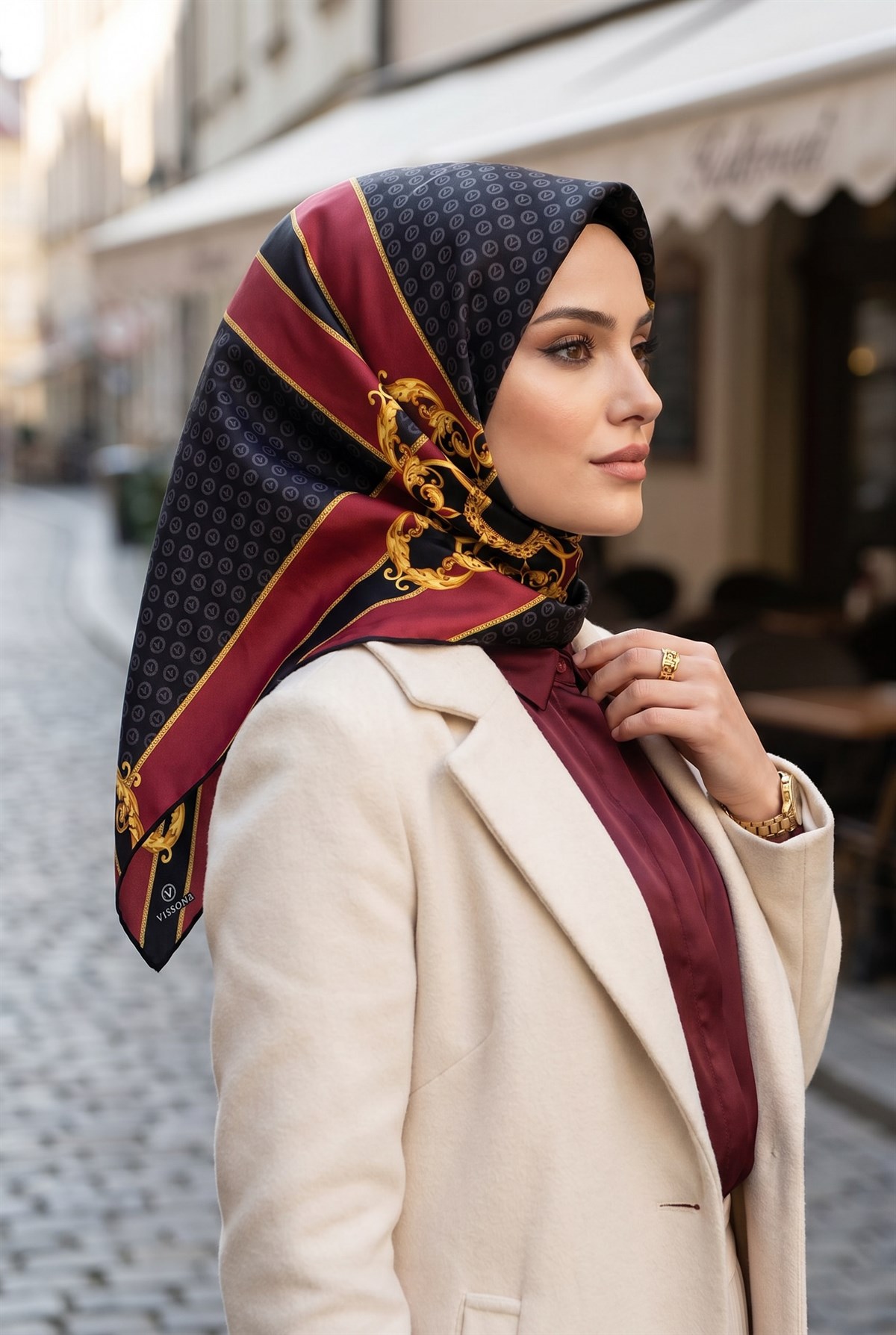 %100 Twill İpek Monogram Ve Barok Desenli Siyah - Bordo Renkli 90x90 Eşarp Dikim Şekli : El Dikişi