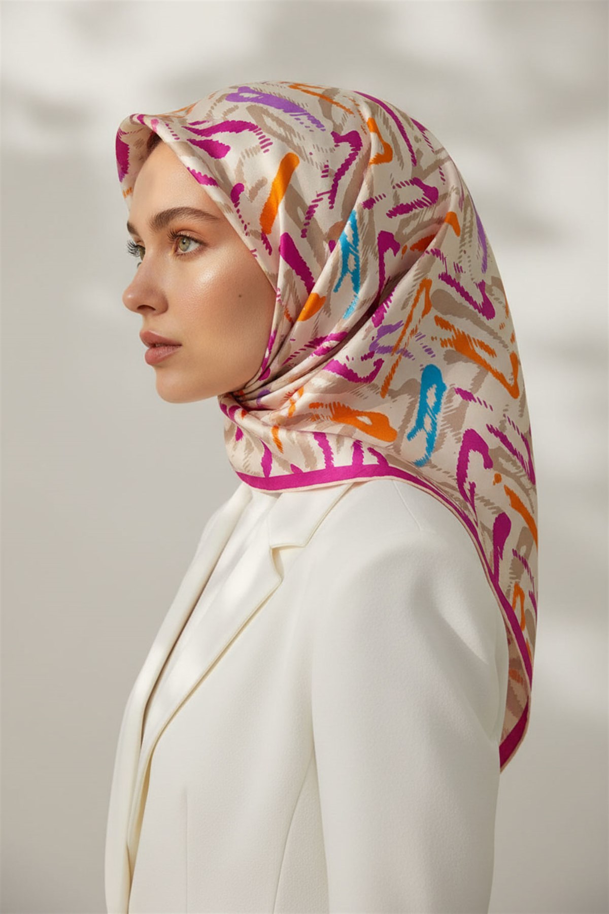 %100 Twill İpek Geometrik Desenli Turuncu - Pembe Renkli 90x90 Eşarp Dikim Şekli : El Dikişi
