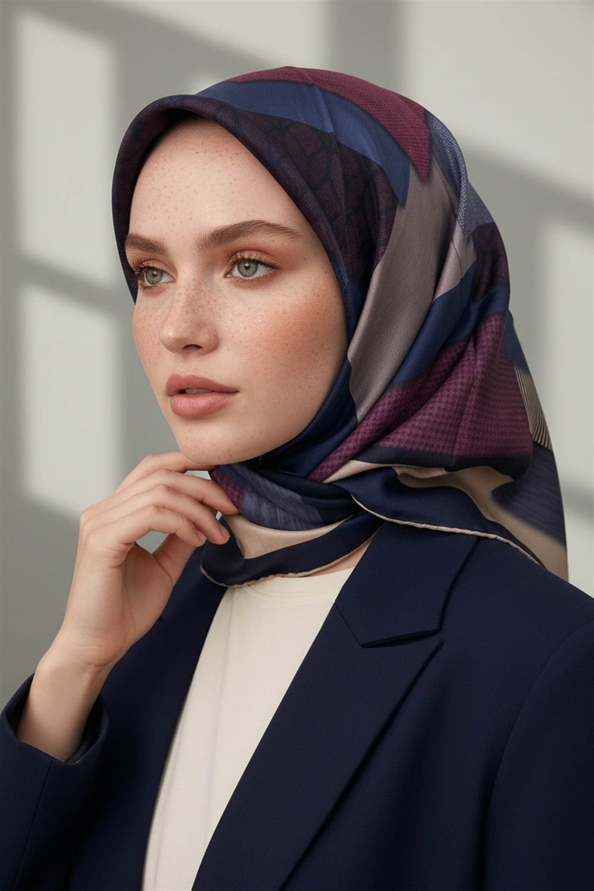 %100 Twill İpek Geometrik Desenli Bordo - Lacivert Renkli 90x90 Eşarp Dikim Şekli : El Dikişi