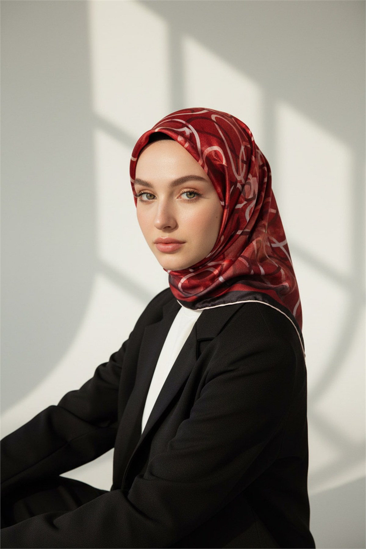Kristal Geometrik Desenli Kırmızı Renkli 90x90 Eşarp (İpek İçermez) Kenar Dikiş Şekli El Dikişli
