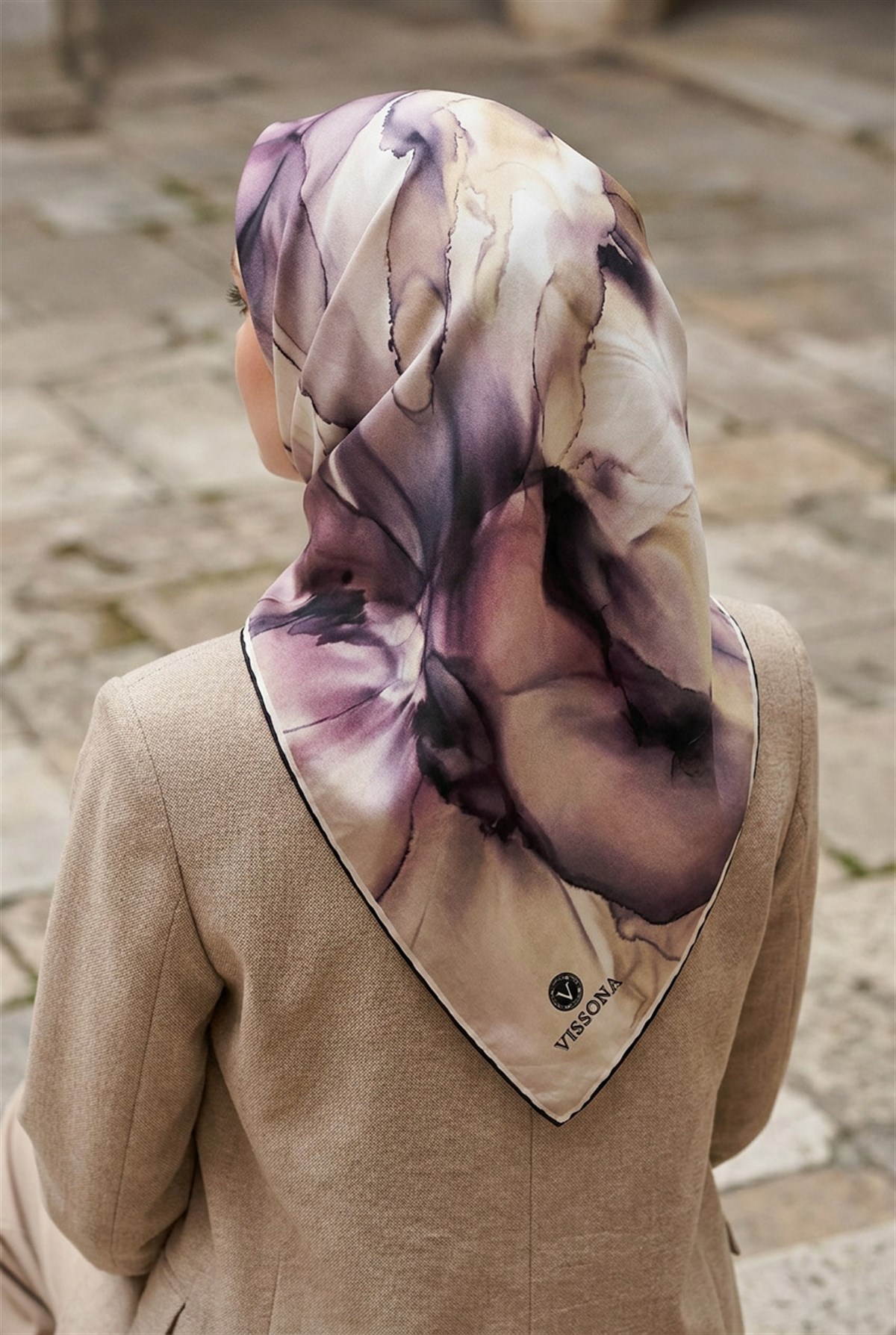 % 57 İPEK % 43 VİSKON Twill İpek Batik Çiçek Desenli Pudra - Bej Renkli 90x90 Eşarp Kenar Dikiş Şekli El Dikişli