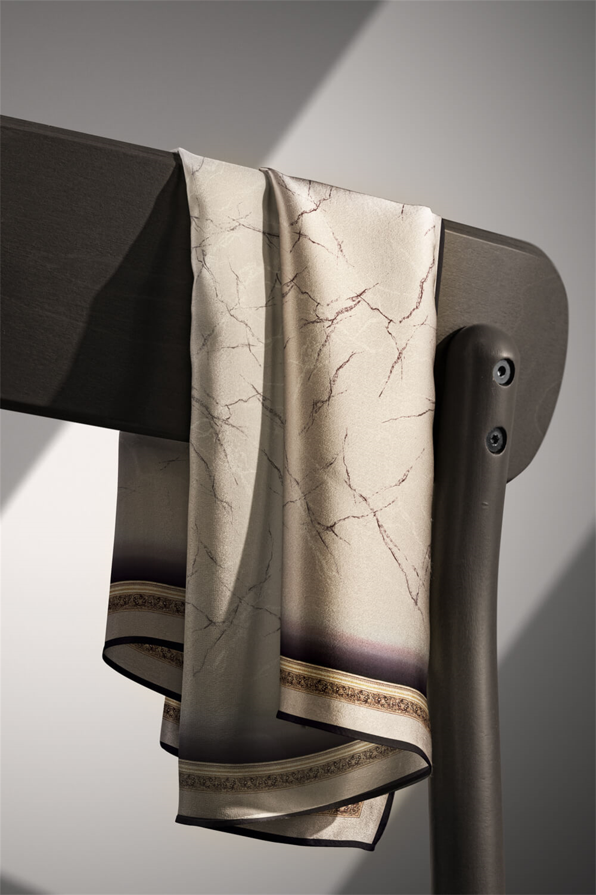 % 57 İPEK % 43 VİSKON Twill İpek Mermer Desenli Taş Renkli 90x90 Eşarp Dikim Şekli : El Dikişi