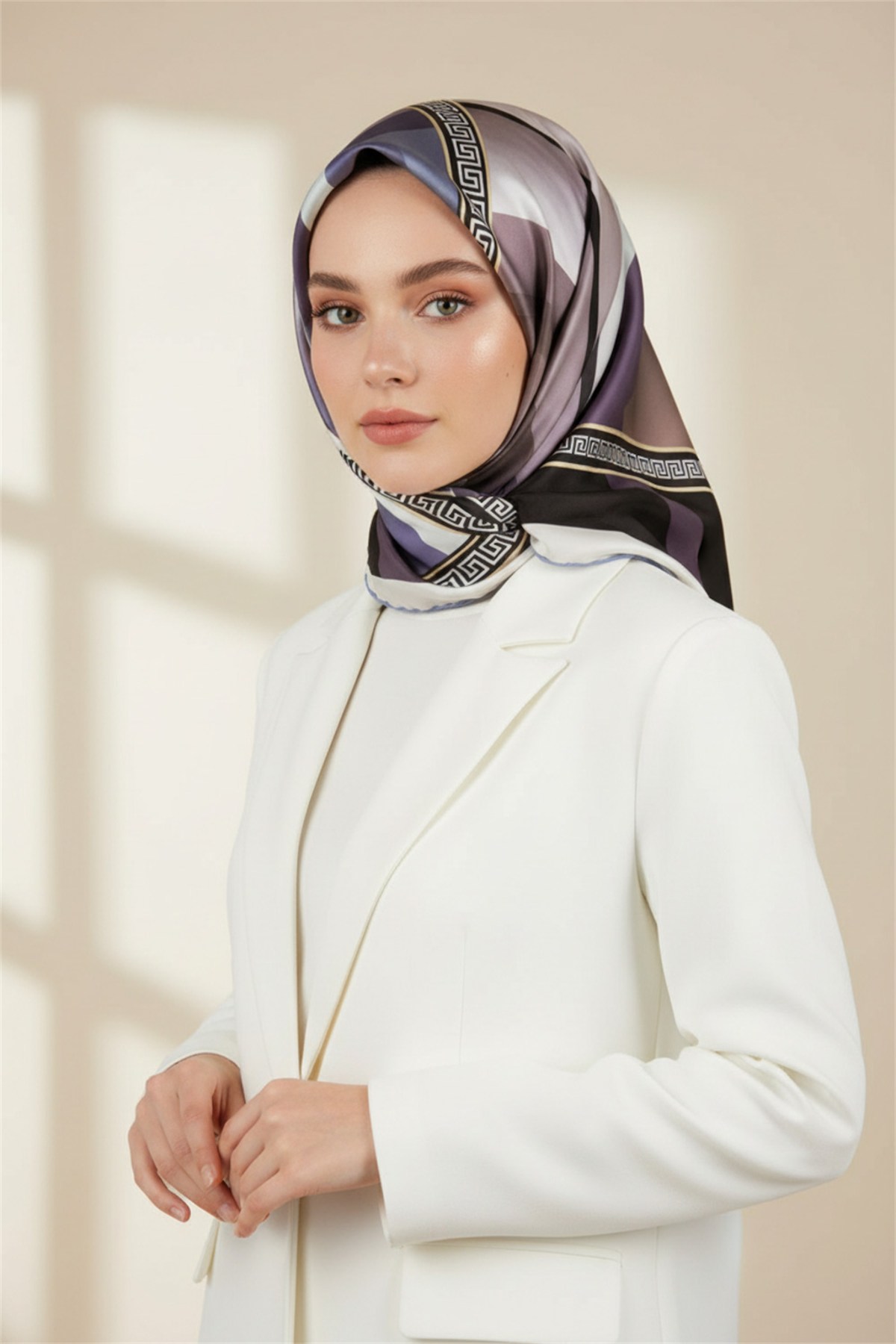 Kristal Geometrik Desenli Bej - İndigo Renkli 90x90 Dikim Şekli : El Dikişi Eşarp (İpek İçermez)