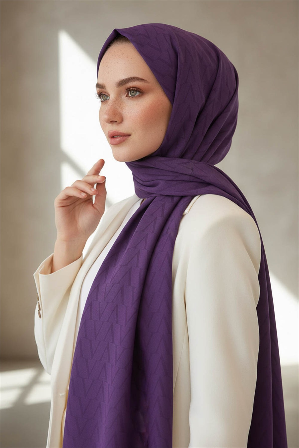 KREP DEGRADELİ MONOGRAM DESENLİ LİLA RENKLİ 75X195 KIRIŞMAZ ŞAL