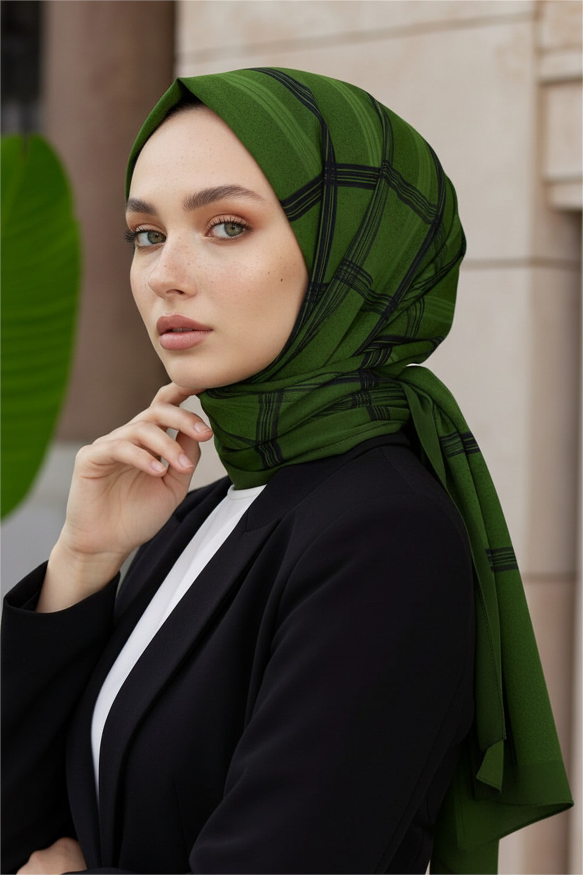 KREP GEOMETRİK DESENLİ ZÜMRÜT YEŞİLİ RENKLİ 75X195 KIRIŞMAZ ŞAL