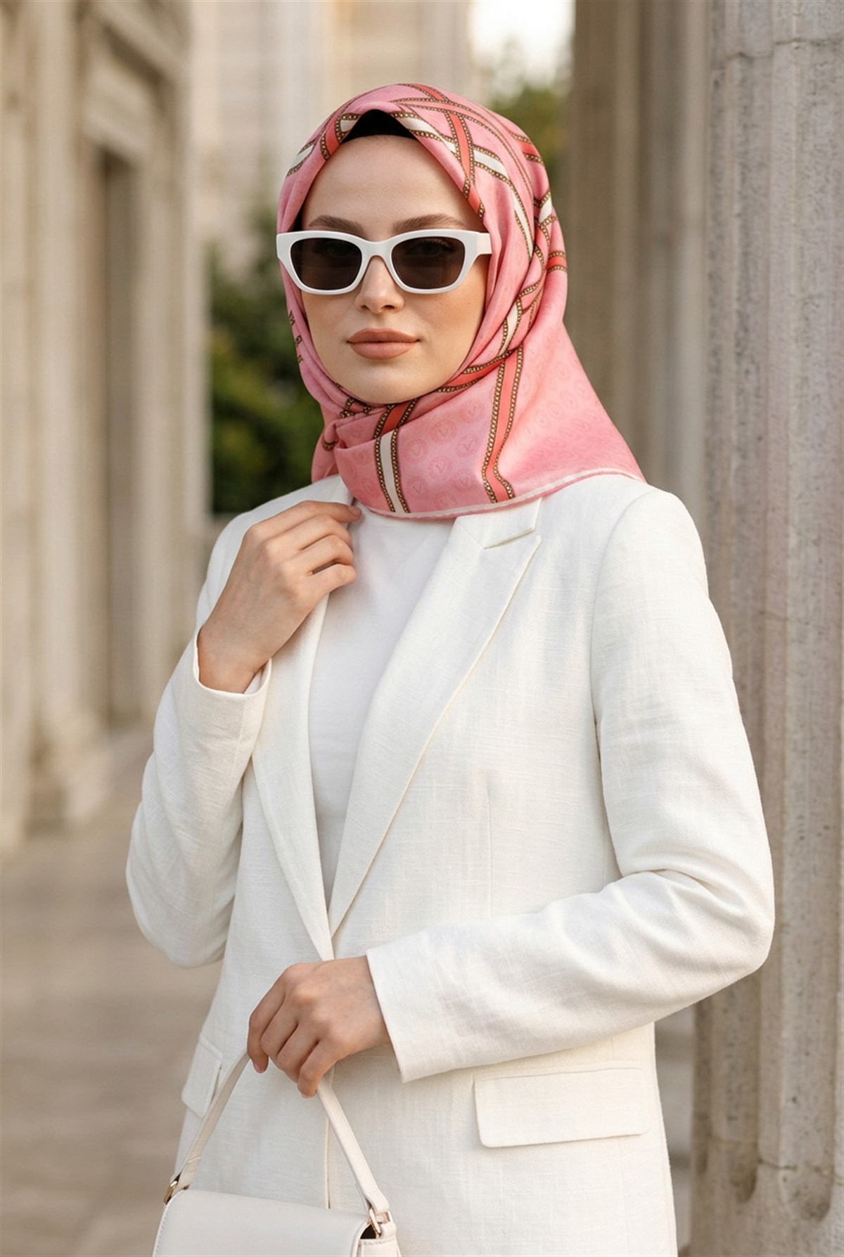 %100 Twill İpek Gold Şeritli Monogram Desenli Nar Çiçeği - Krem Renkli 90x90 Eşarp Dikim Şekli : El Dikişi
