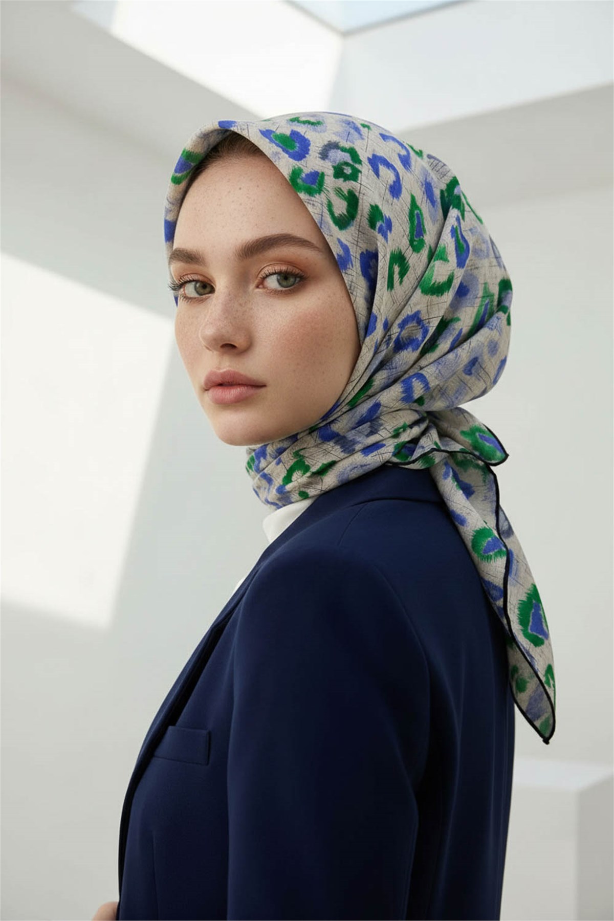 %100 Twill İpek Renkli Leopari Desenli Saks Mavisi - Zümrüt Yeşili Renkli 90x90 Eşarp Kenar Dikiş Şekli El Dikişli