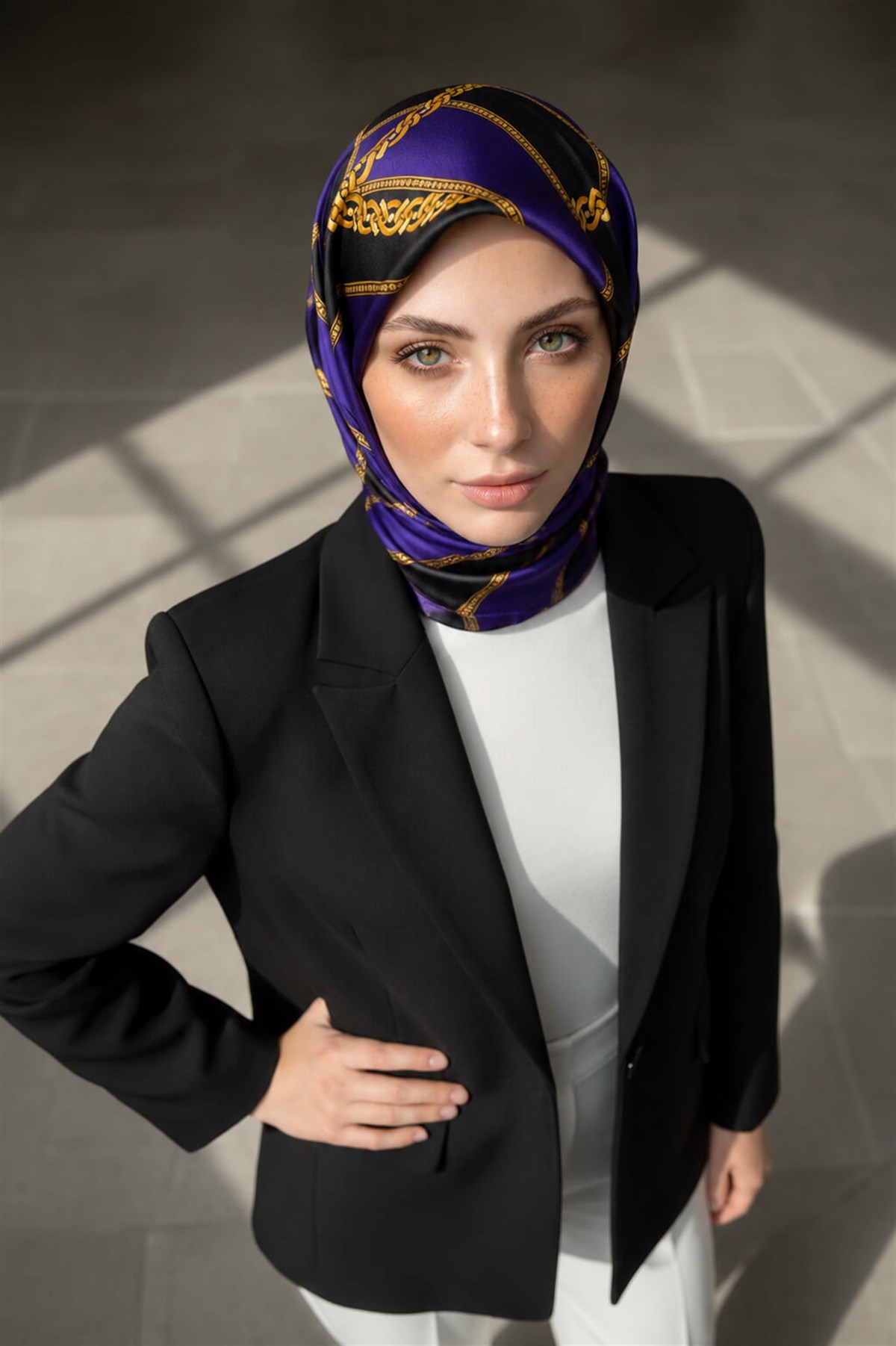 %100 Twill İpek Zincirli Ve Monogram Desenli Mor - Siyah Renkli 90x90 Eşarp Dikim Şekli : El Dikişi