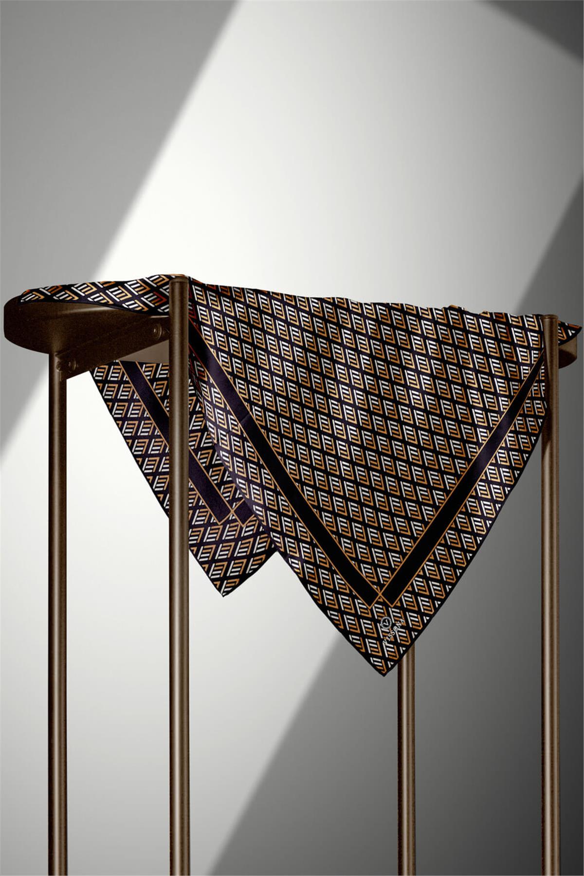 %100 Twill İpek Geometrik Desenli Siyah - Gold Renkli 90x90 Eşarp Dikim Şekli : El Dikişi