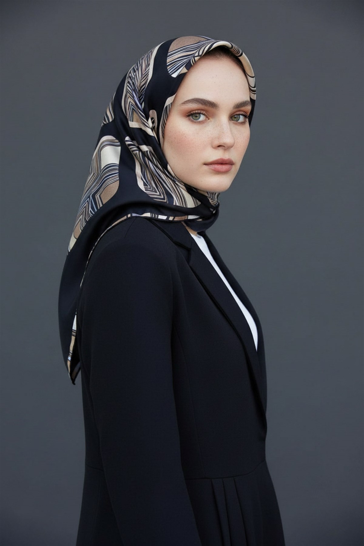 %100 Twill İpek Geometrik Kare Desenli Siyah - Gri Renkli 90x90 Eşarp Dikim Şekli : El Dikişi