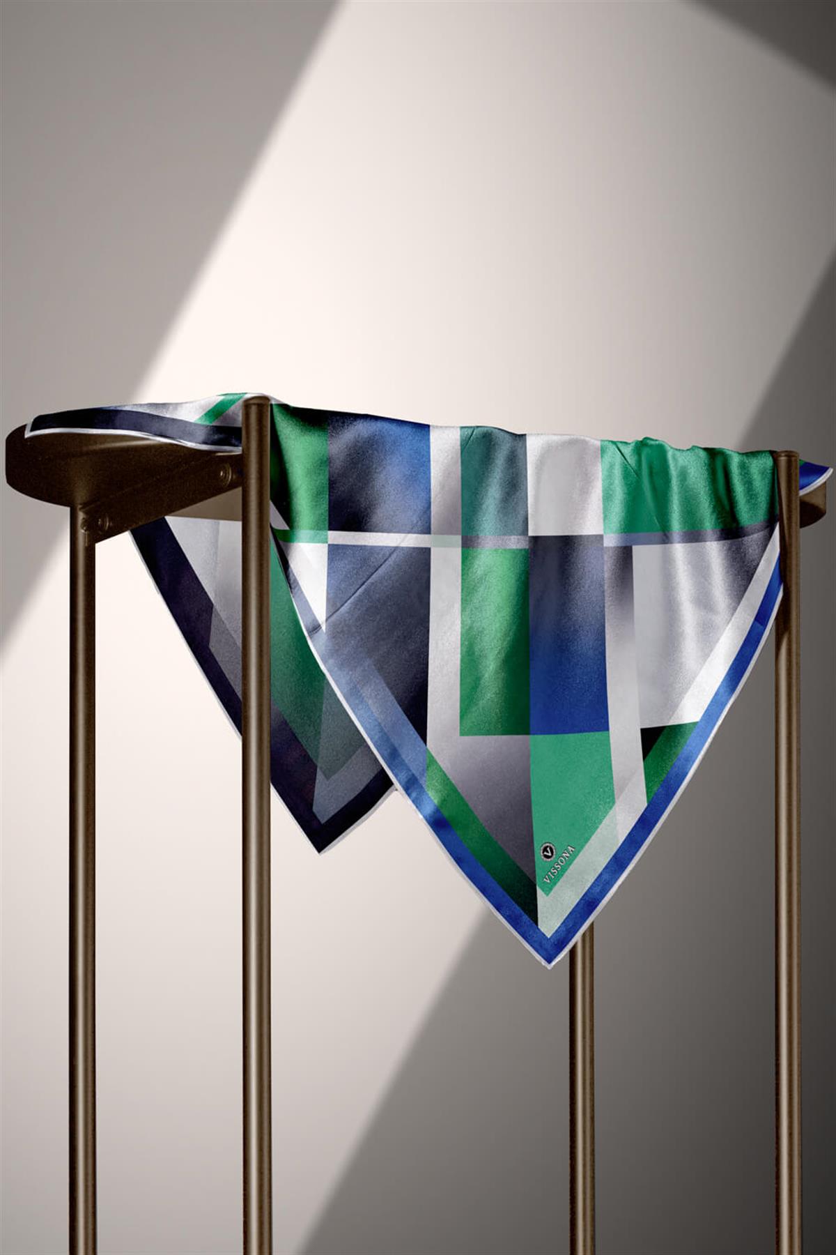 %100 Twill İpek Geometrik Desenli Zümrüt Yeşili - Saks Renkli 90x90 Eşarp Dikim Şekli : El Dikişi