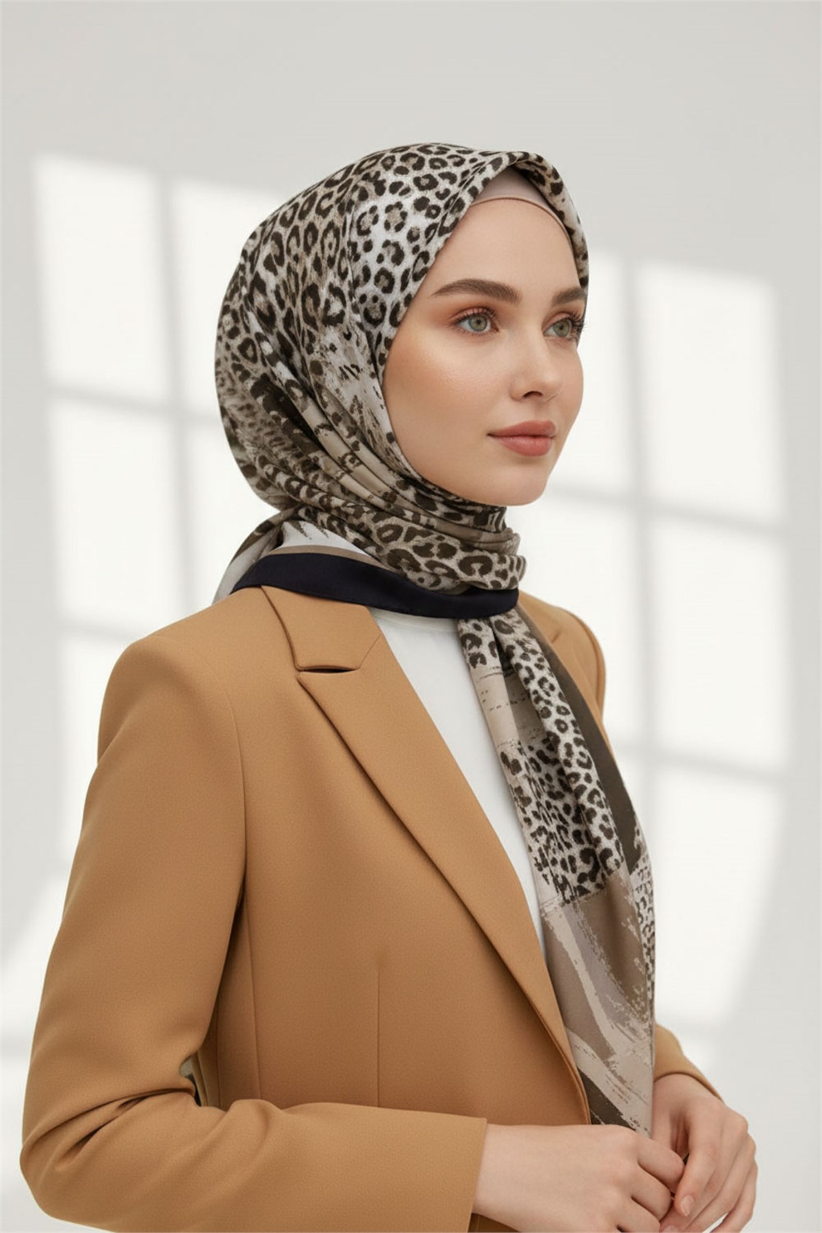 KREP LEOPAR DESENLİ BEJ - SİYAH RENKLİ 75X195 KIRIŞMAZ ŞAL