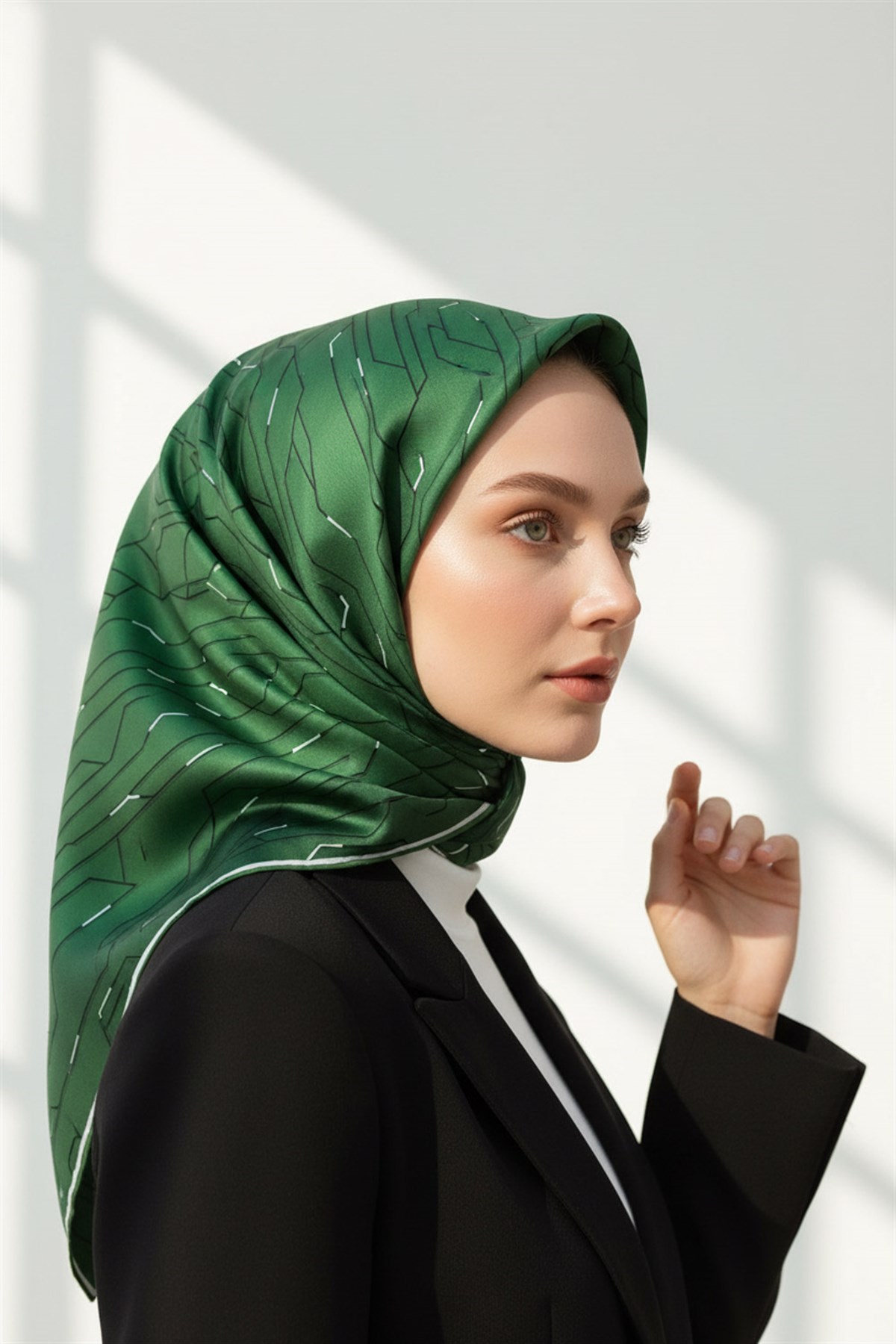 %100 Twill İpek Geometrik Desenli Zümrüt Yeşili Renkli 90x90 Eşarp Dikim Şekli : El Dikişi