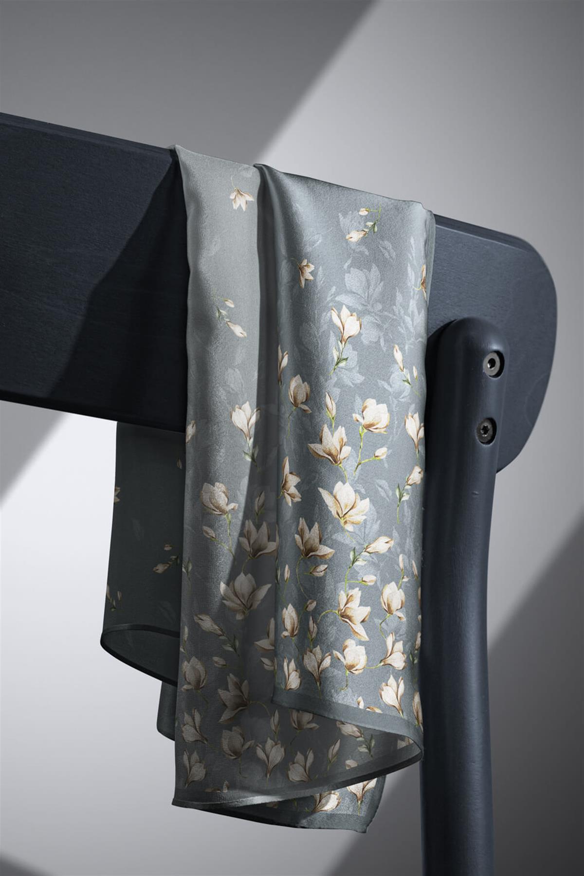 %100 Twill İpek Çiçek Desenli Mint Yeşili Renkli 90x90 Eşarp Dikim Şekli : El Dikişi