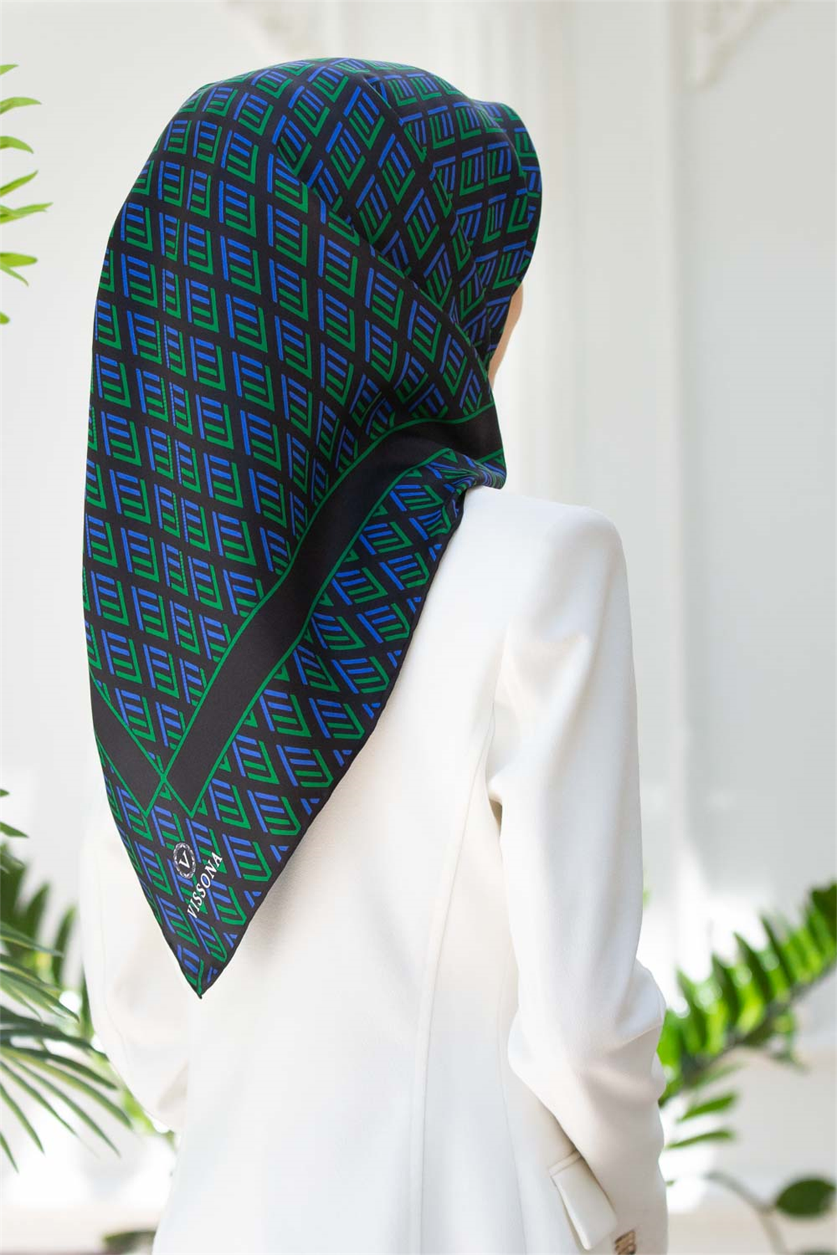 % 57 İPEK % 43 VİSKON Twill İpek Geometrik Desenli Zümrüt Yeşili - Saks Renkli 90x90 Eşarp Dikim Şekli : El Dikişi