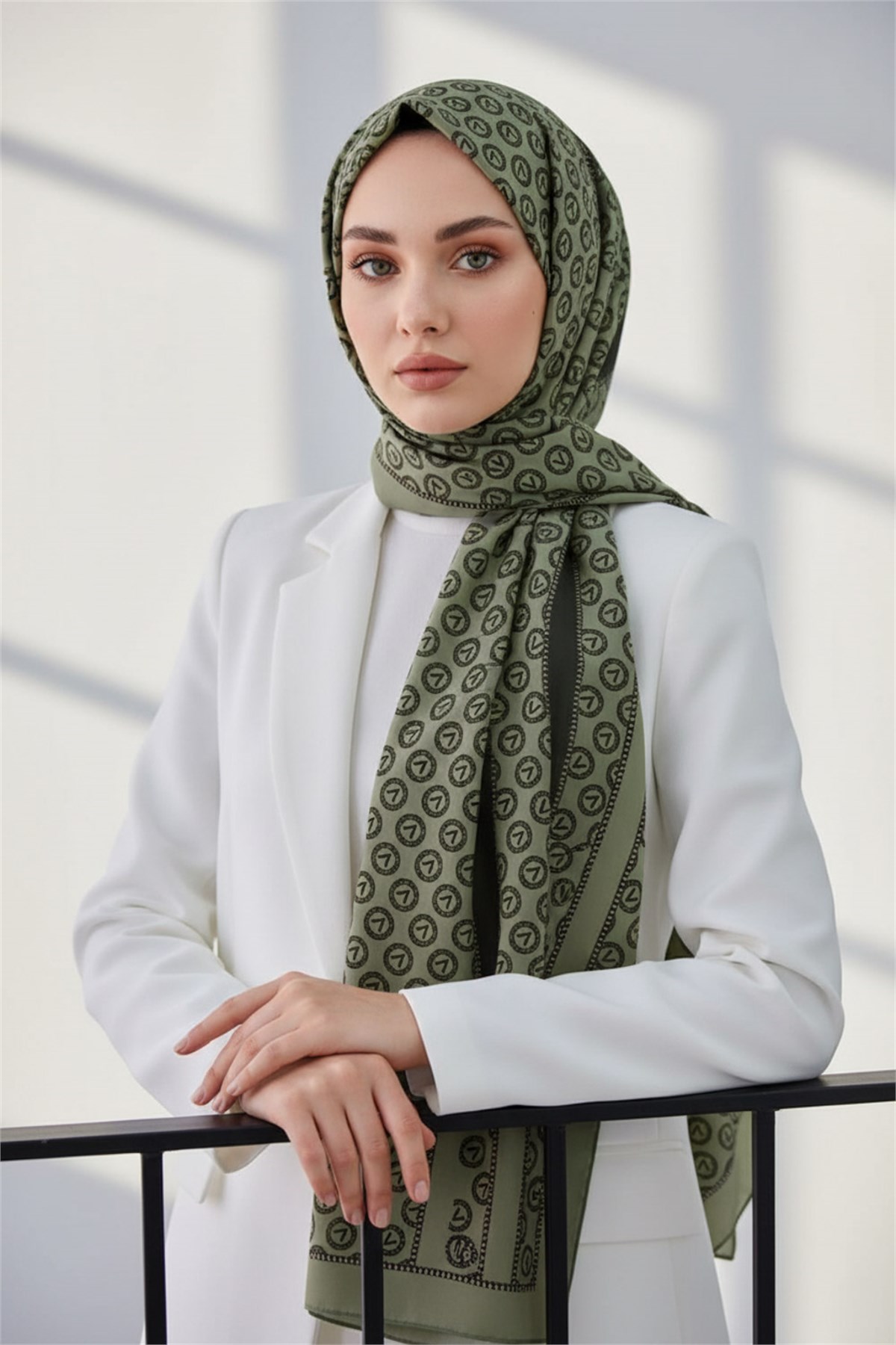 KREP DEGRADELİ MONOGRAM DESENLİ HAKİ RENKLİ 75X195 KIRIŞMAZ ŞAL