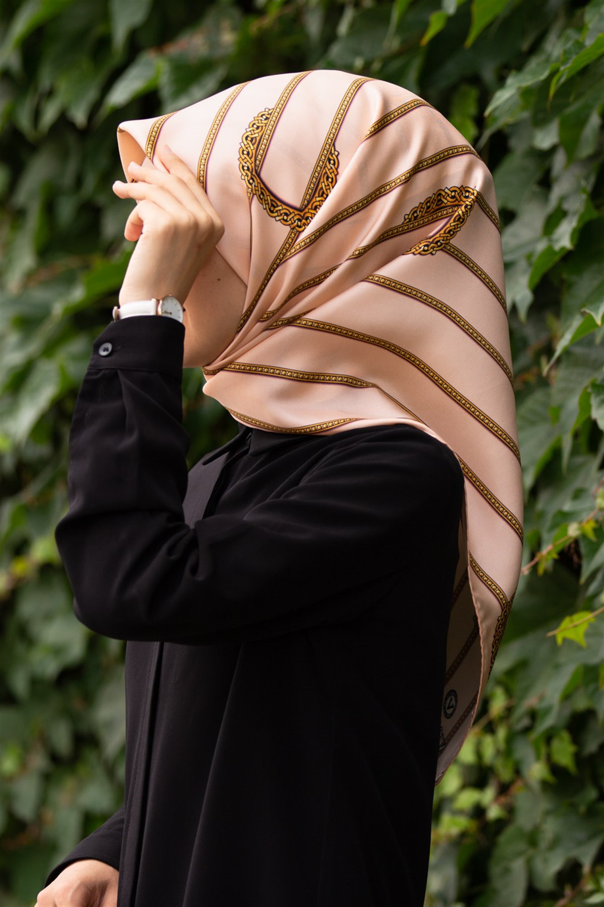 %100 Twill İpek Kemer Desenli Gold - Somon Renkli 90x90 Eşarp Dikim Şekli : El Dikişi