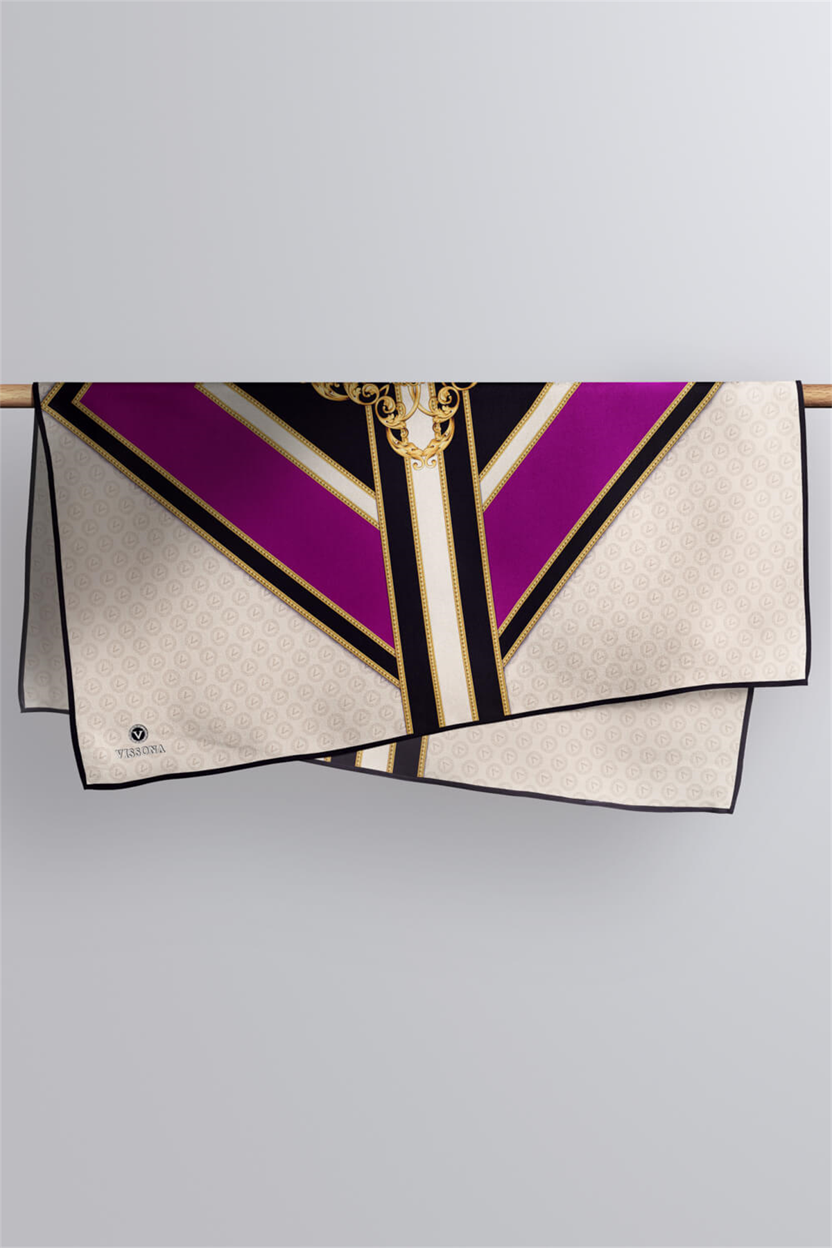 %100 Twill İpek Monogram ve Barok Desenli Mürdüm - Krem Renkli 90x90 Eşarp Dikim Şekli : El Dikişi