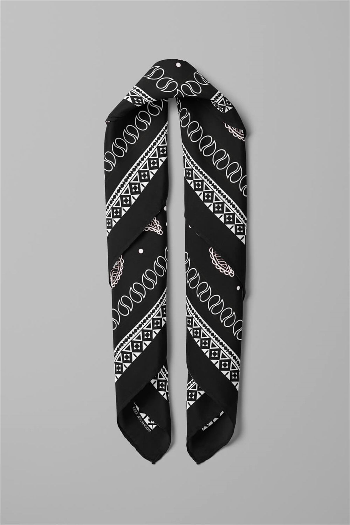 F46 Kadın Siyah Beyaz Şal Desenli 50x50 Bandana HYL DG01359-22