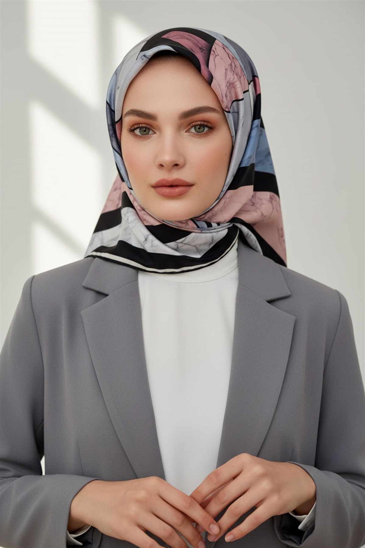 %100 Twill İpek Geometrik Mermer Desenli Pudra - Siyah Renkli 90x90 Eşarp Dikim Şekli : El Dikişi