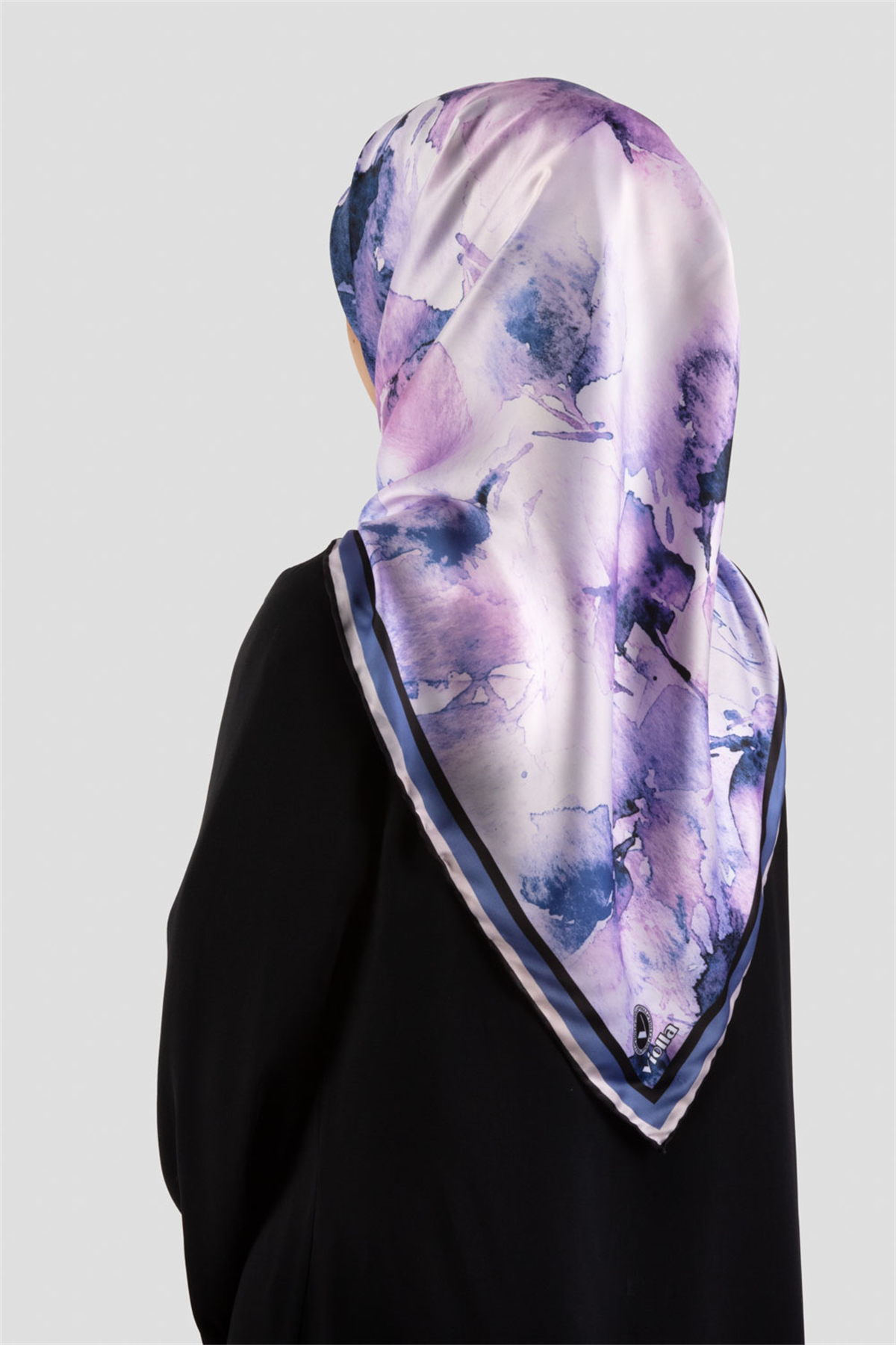 Rayon Sulu Boya Çiçek Desenli İndigo - Pembe Renkli 90x90 Dikim Şekli : El Dikişi Eşarp (İpek İçermez)