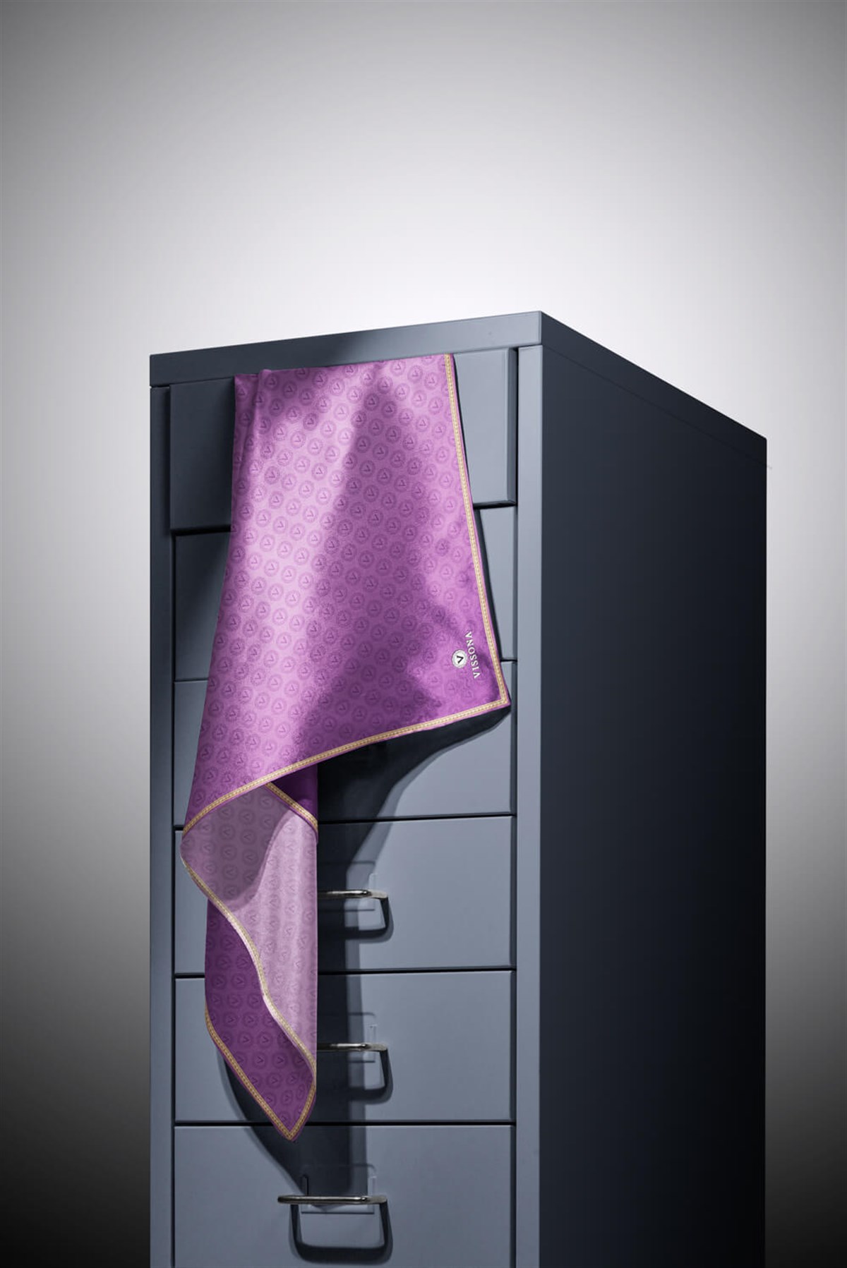 %100 Twill İpek Monogram Desenli Mor Renkli 90x90 Eşarp Dikim Şekli : El Dikişi