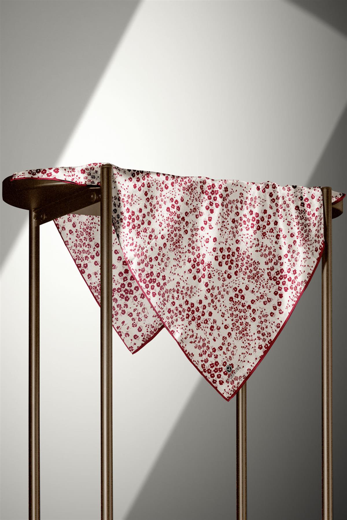 %100 Twill İpek Çıtır Çiçek Desenli Krem - Bordo Renkli 90x90 Eşarp Dikim Şekli : El Dikişi