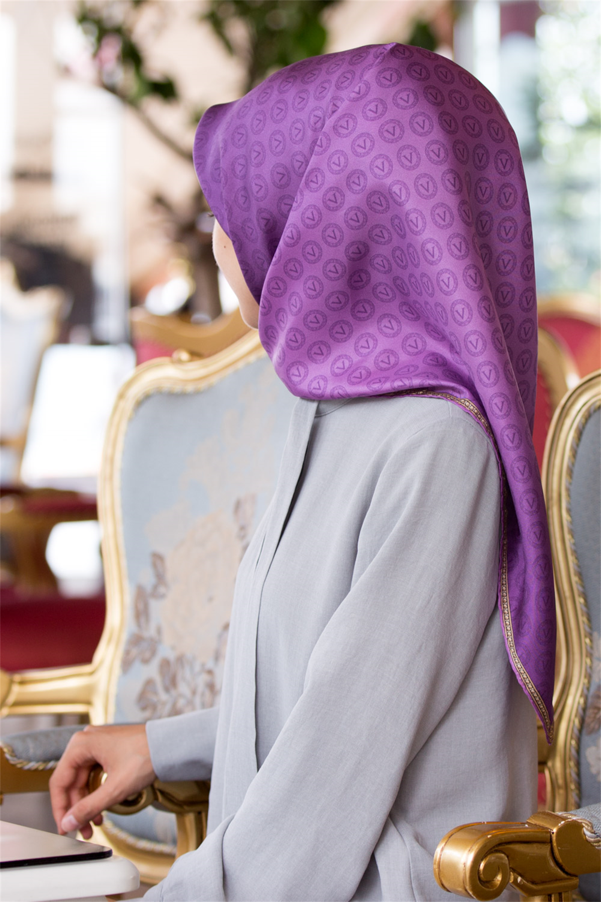 %100 Twill İpek Monogram Desenli Mor Renkli 90x90 Eşarp Dikim Şekli : El Dikişi