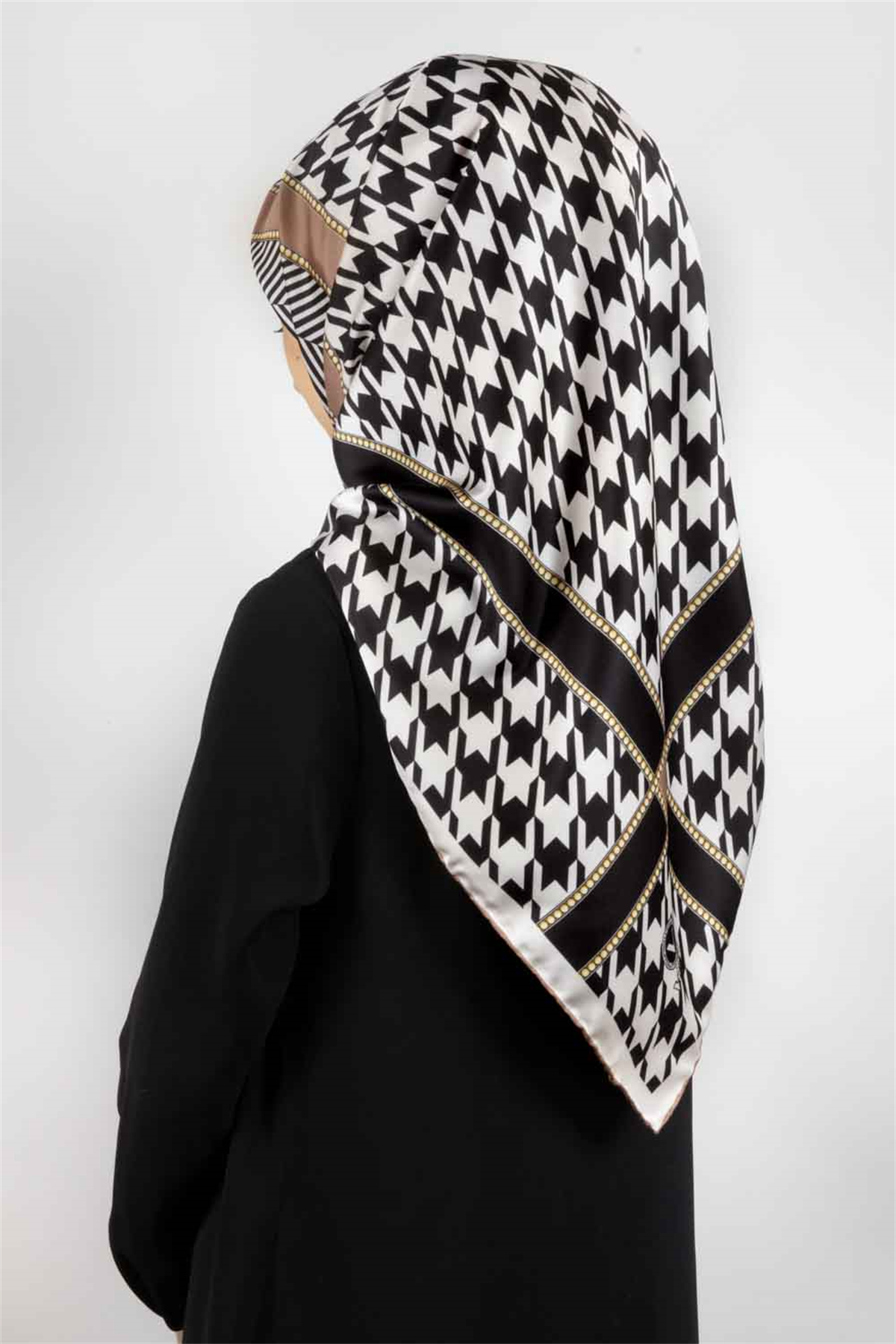 Twill Kazayağı Desenli Bej Renkli 90x90 Eşarp (İpek İçermez) Kenar Dikiş Şekli El Dikişli