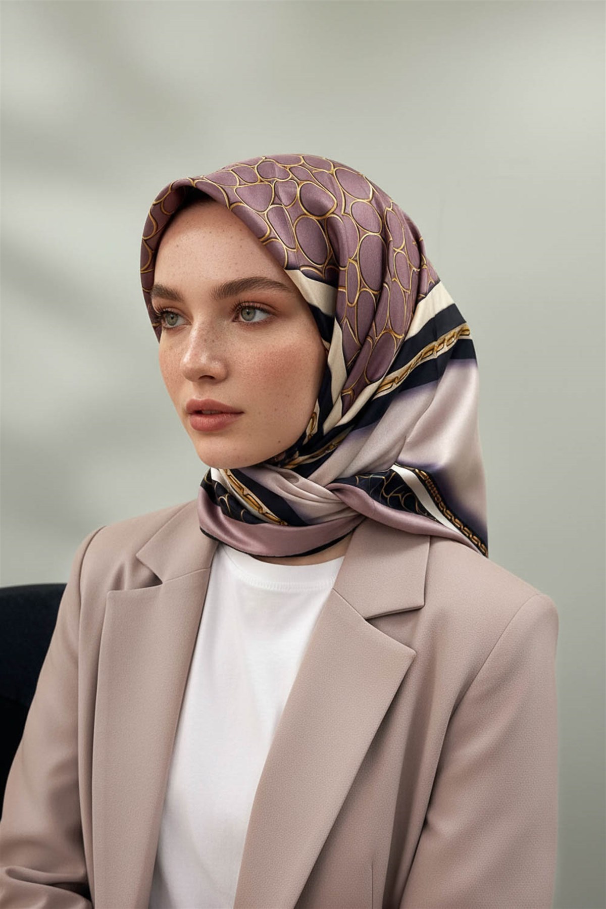 %100 Twill İpek Gold Halka Desenli Pudra - Siyah Renkli 90x90 Eşarp Dikim Şekli : El Dikişi
