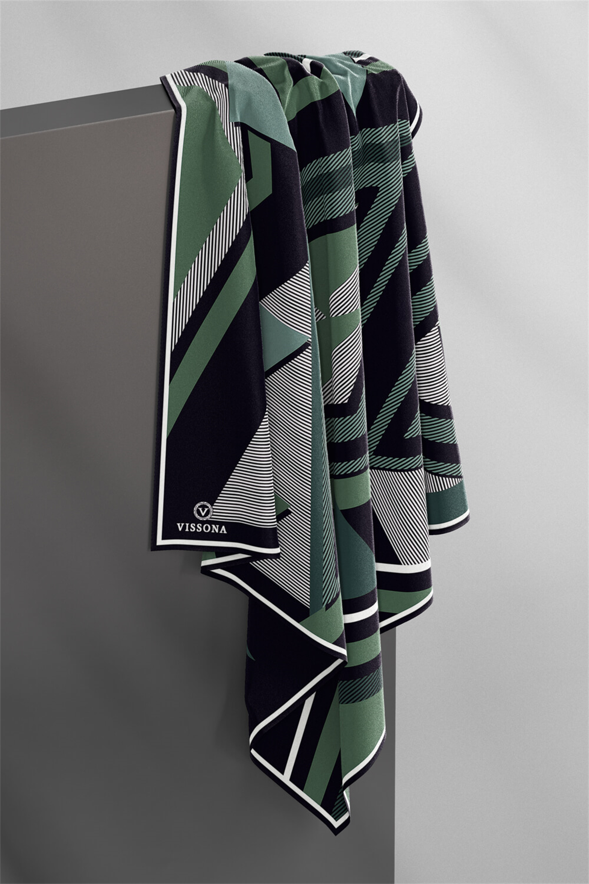 % 57 İPEK % 43 VİSKON Twill İpek Geometrik Desenli Zümrüt Yeşili - Siyah Renkli 90x90 Eşarp Dikim Şekli : El Dikişi