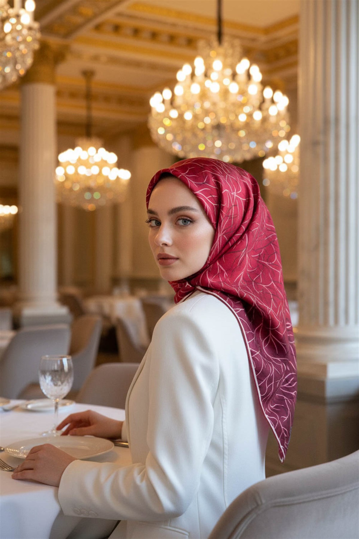 %100 Twill İpek Degrade Desenli Bordo Renkli 90x90 Eşarp Dikim Şekli : El Dikişi