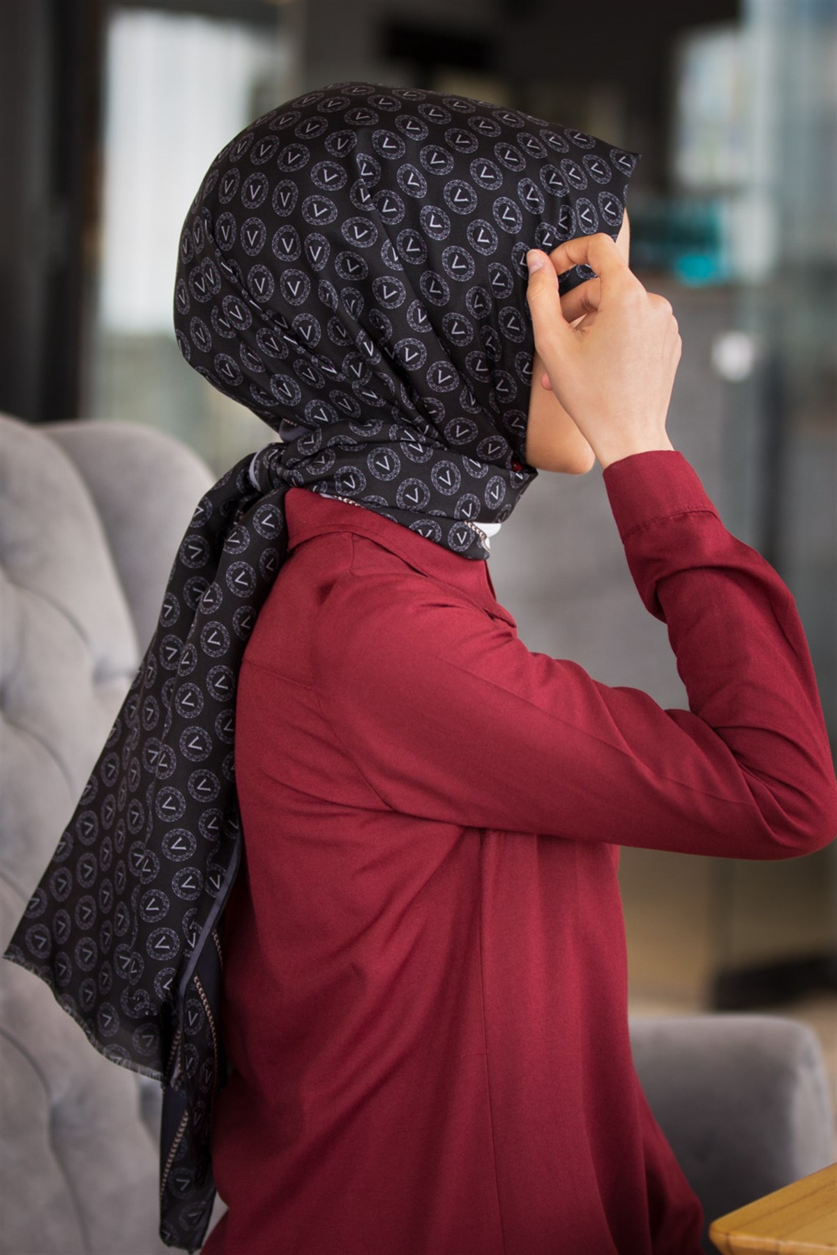 %100 Saf İpek Şal İnce Saten Vual Dokuma Monogram Desenli Siyah - Gri Renkli 90x210 Şal
