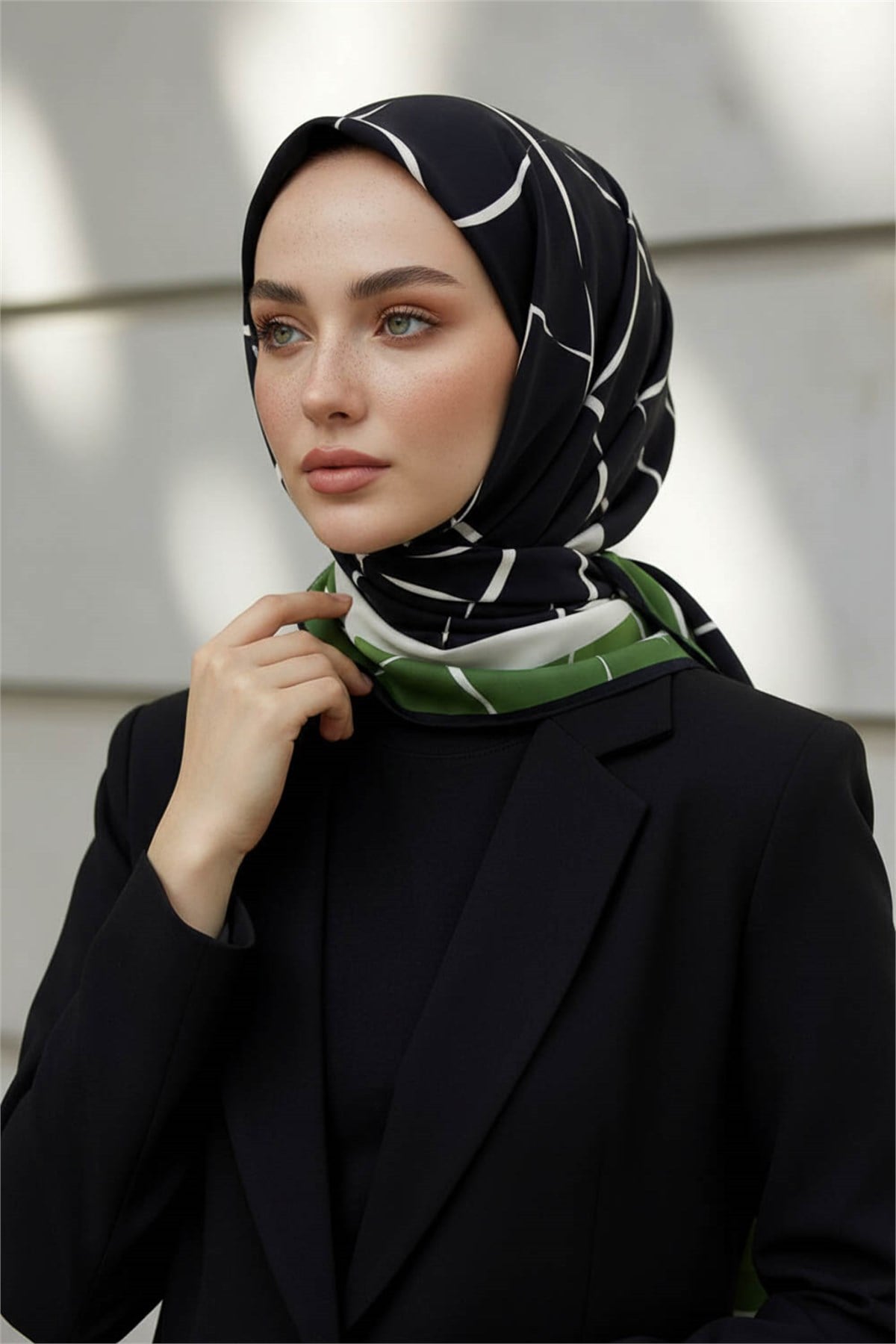 KREP ÇİZGİLİ DESENLİ ZÜMRÜT YEŞİLİ RENKLİ 75X195 KIRIŞMAZ ŞAL