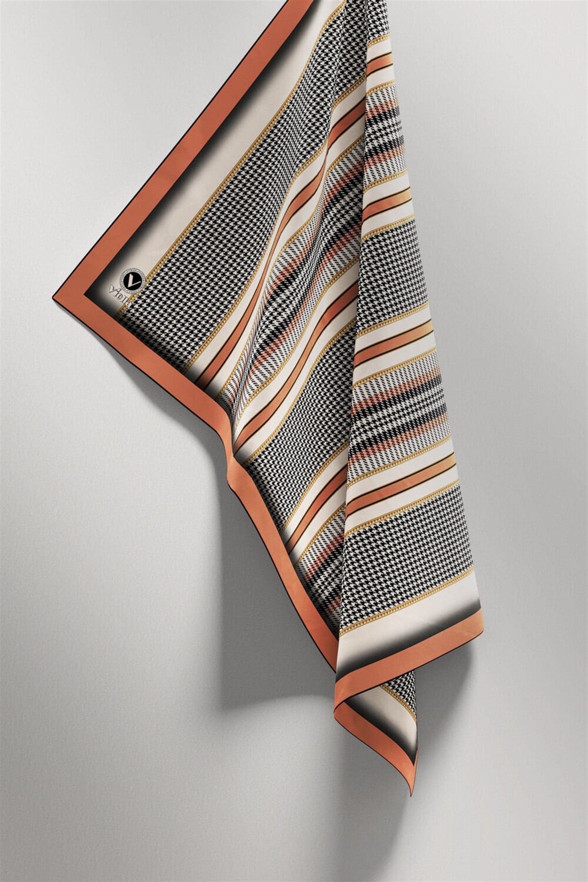 Twill Kazayaklı Şerit Desenli Somon Renkli 90x90 Eşarp (İpek İçermez) Kenar Dikiş Şekli El Dikişli