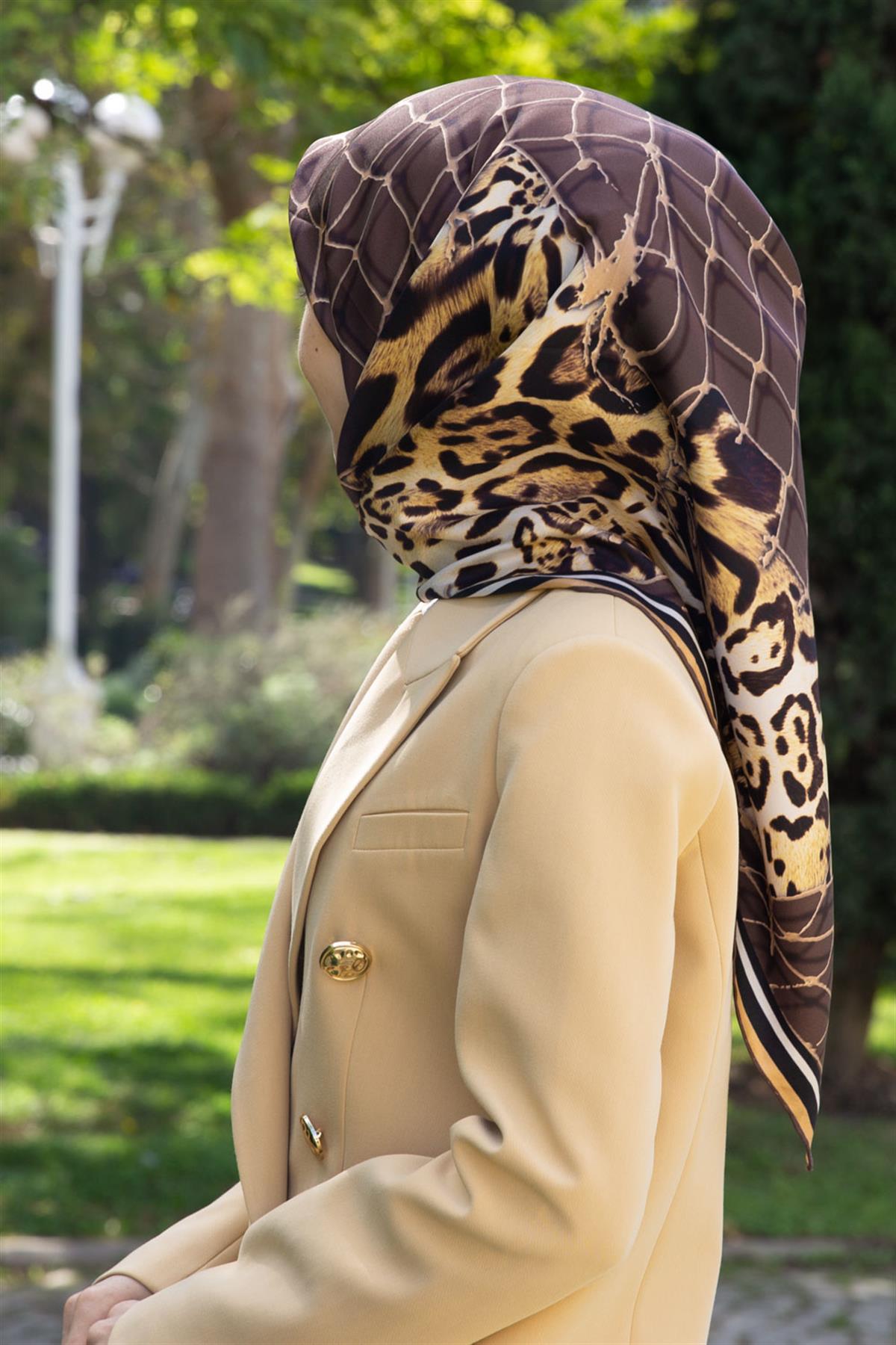 %100 Twill İpek Leopar Desenli Sütlükahverengi Renkli 90x90 Eşarp Dikim Şekli : El Dikişi