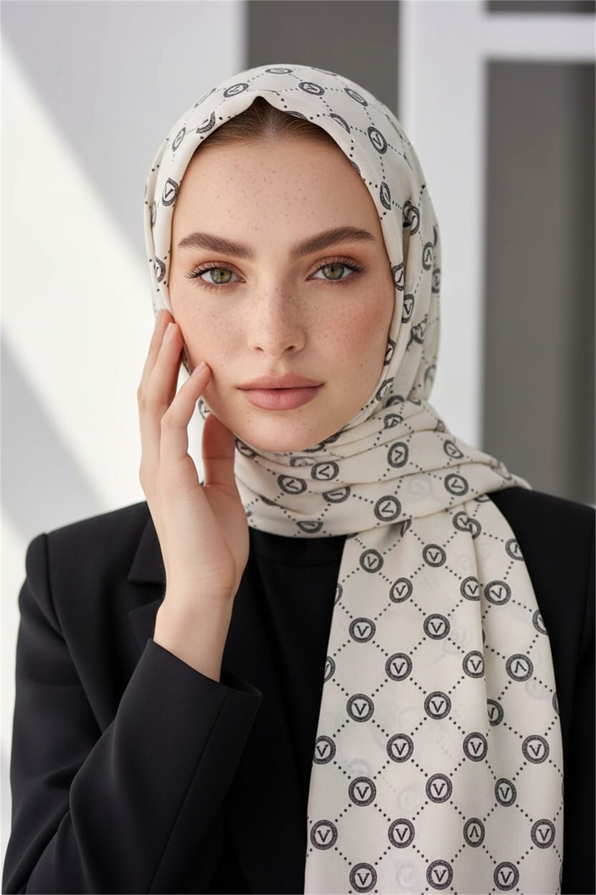 %100 Saf İpek Şal İnce Saten Vual Dokuma V Logo Desenli Krem - Siyah Renkli 90x210 Şal