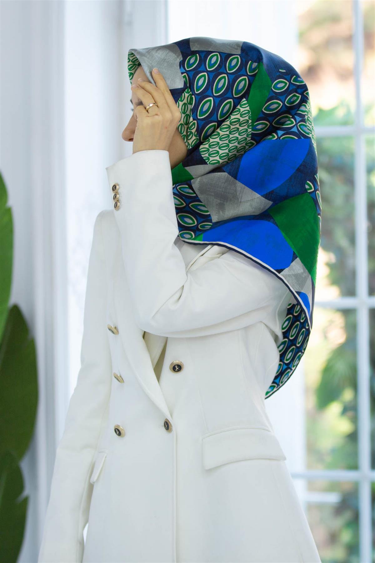 %100 Twill İpek Geometrik Desenli Lacivert - Zümrüt Yeşili Renkli 90x90 Eşarp Kenar Dikiş Şekli El Dikişli