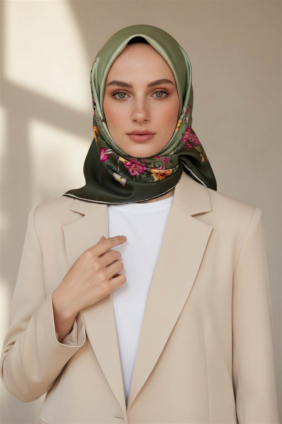 %100 Twill İpek Sonsuz Çiçek Desenli Haki Renkli 90x90 Eşarp Dikim Şekli : El Dikişi