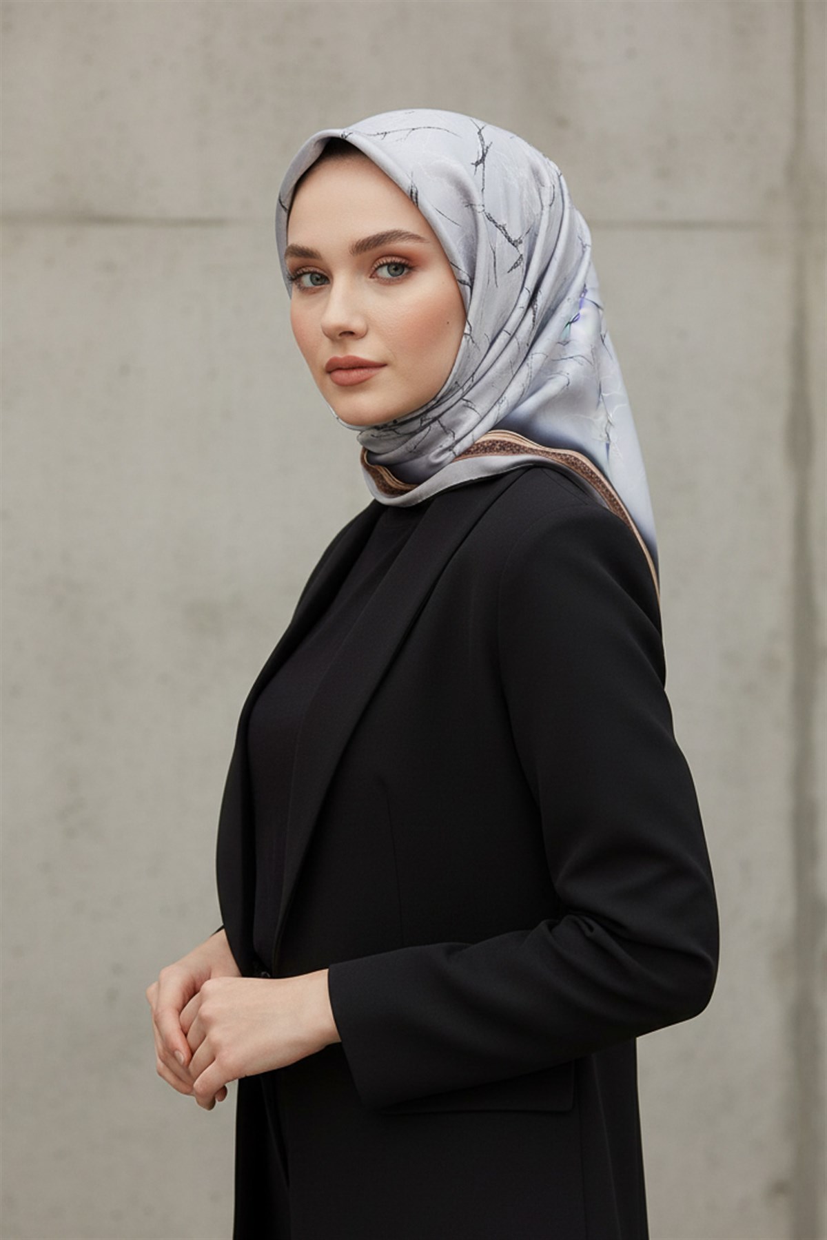 %100 Twill İpek Mermer Desenli Gümüş Renkli 90x90 Eşarp Dikim Şekli : El Dikişi