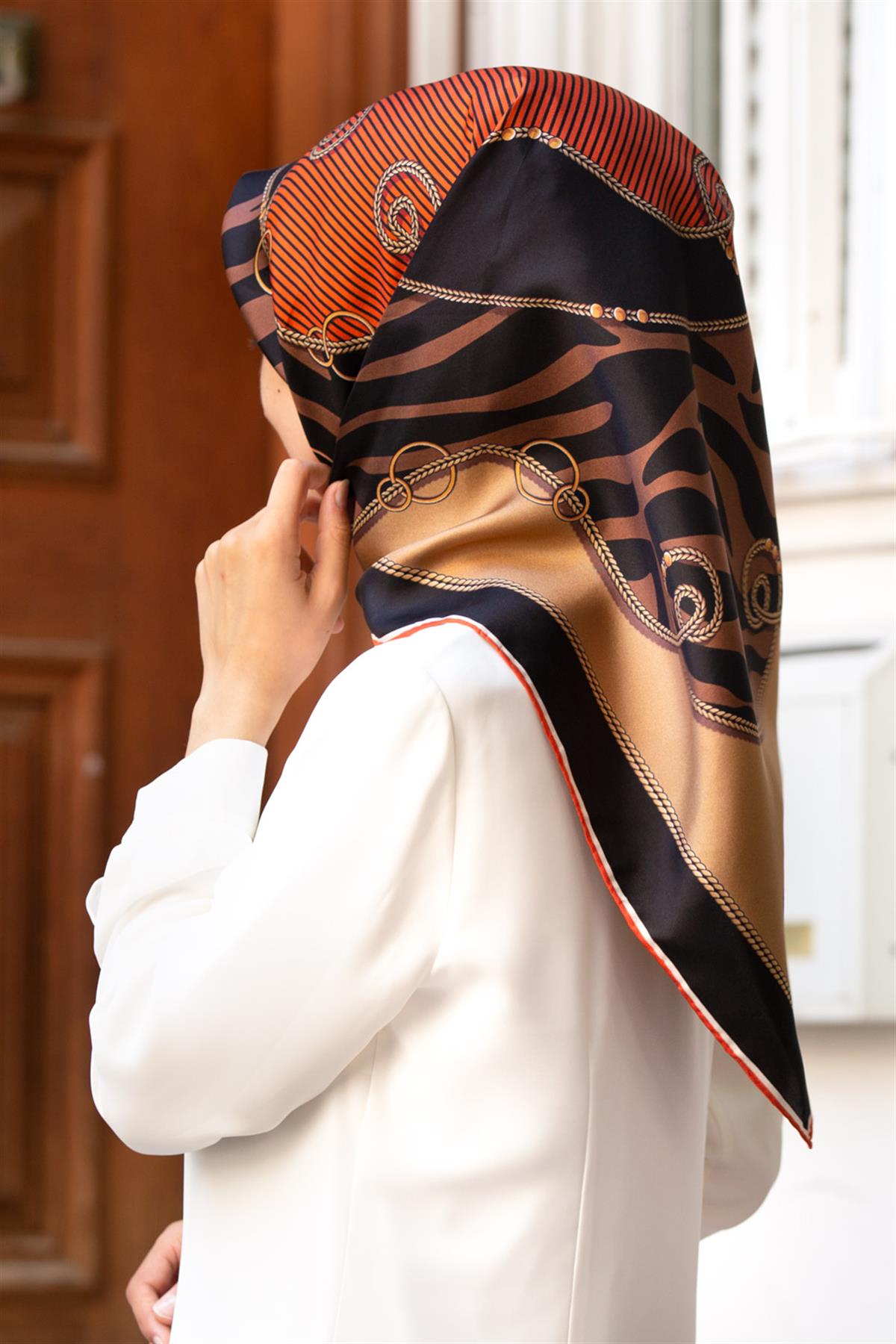 %100 Twill İpek Zincirli Ve Zebra Desenli Taba - Bej Renkli 90x90 Eşarp Dikim Şekli : El Dikişi