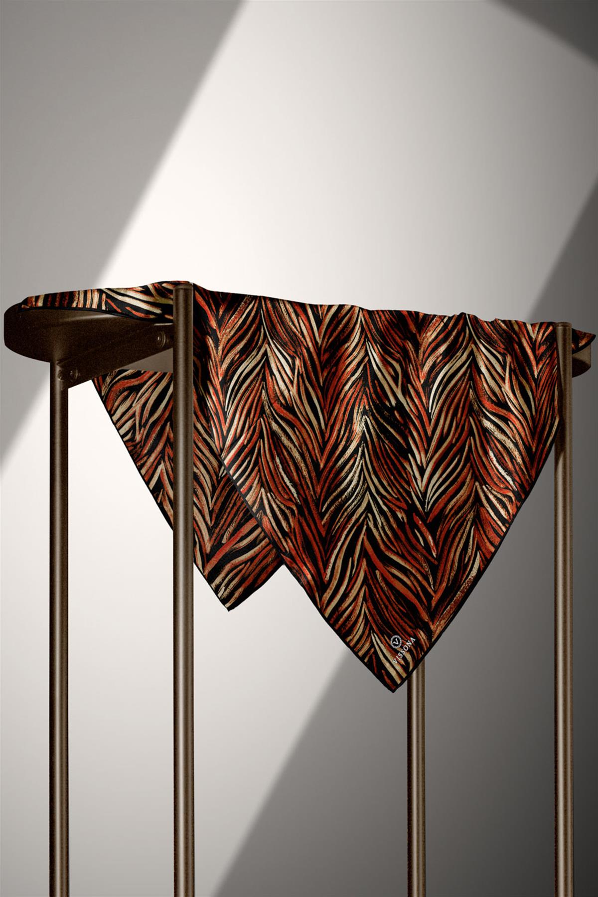 %100 Twill İpek Yaprak Desenli Siyah - Kırmızı Renkli 90x90 Eşarp Dikim Şekli : El Dikişi