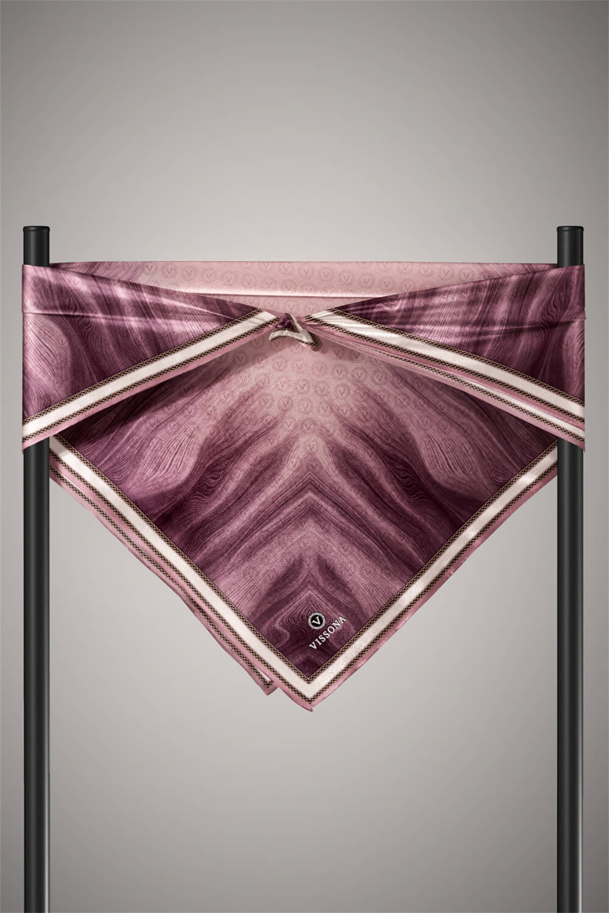 100% Twill İpek Monogram Desenli Pudra Renkli 90x90 Dikim Şekli : El Dikişi Eşarp