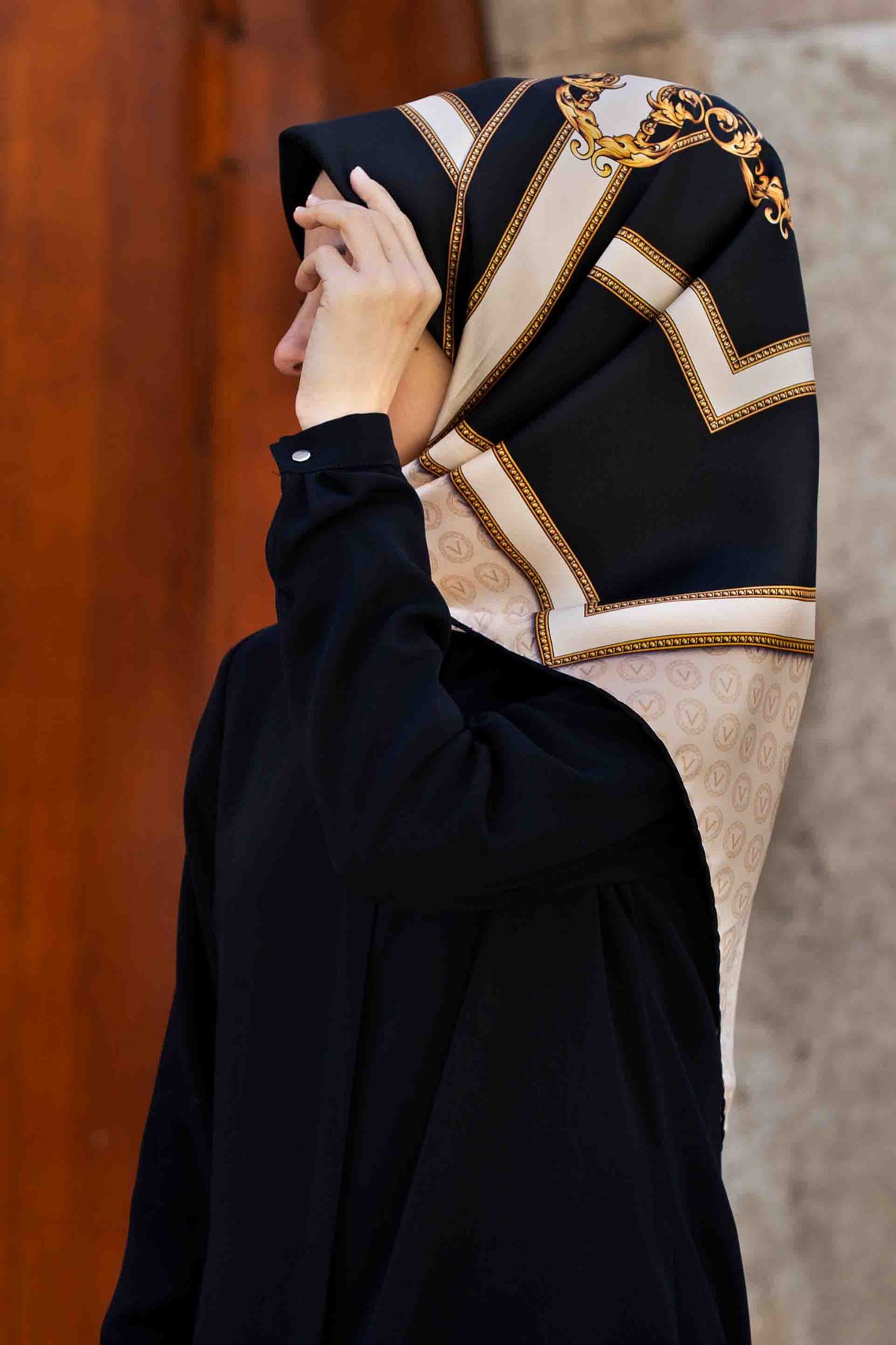%100 Twill İpek Monogram ve Barok Desenli Krem - Siyah Renkli 90x90 Eşarp Dikim Şekli : El Dikişi