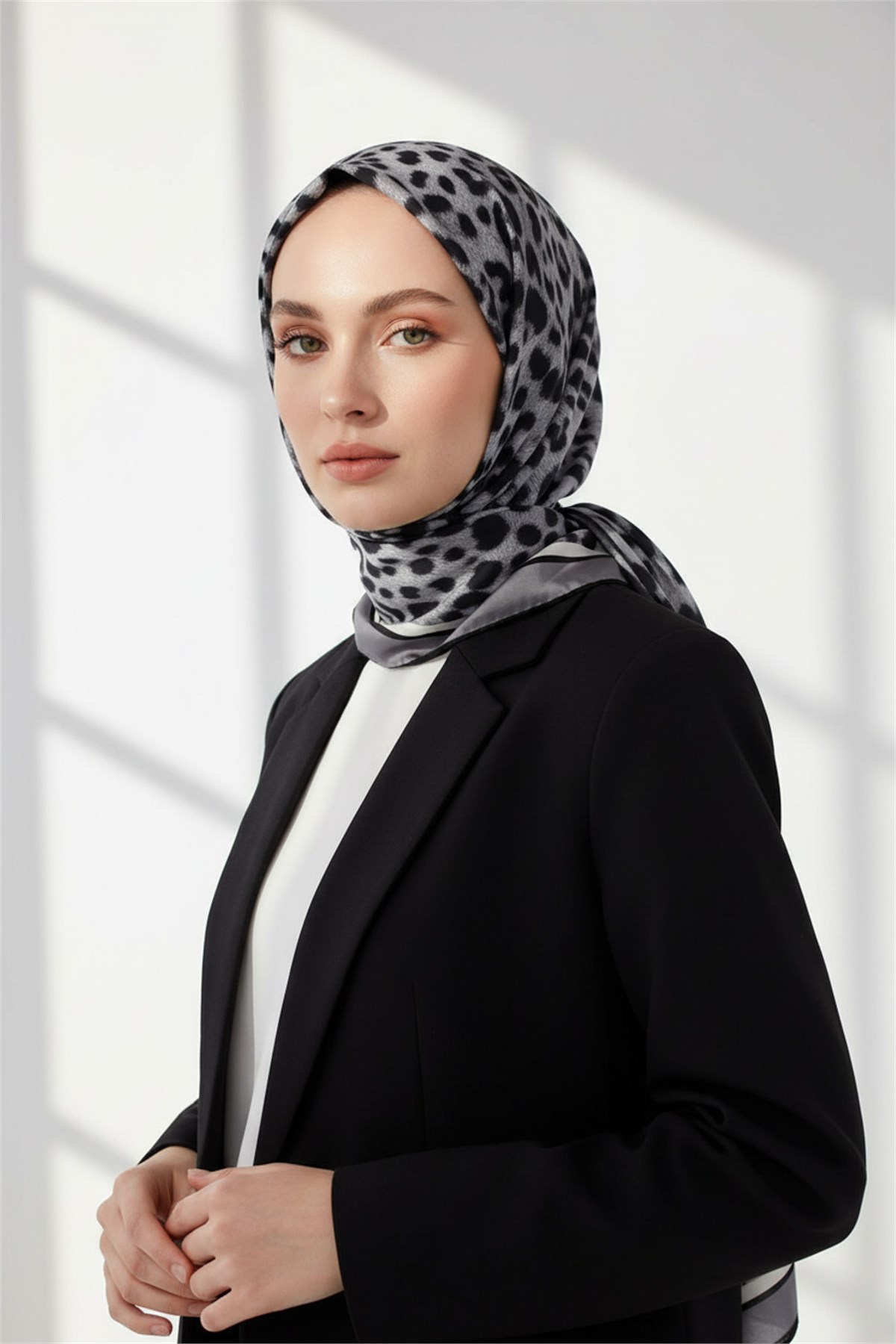 KREP LEOPAR DESENLİ GÜMÜŞ RENKLİ 75X195 KIRIŞMAZ ŞAL